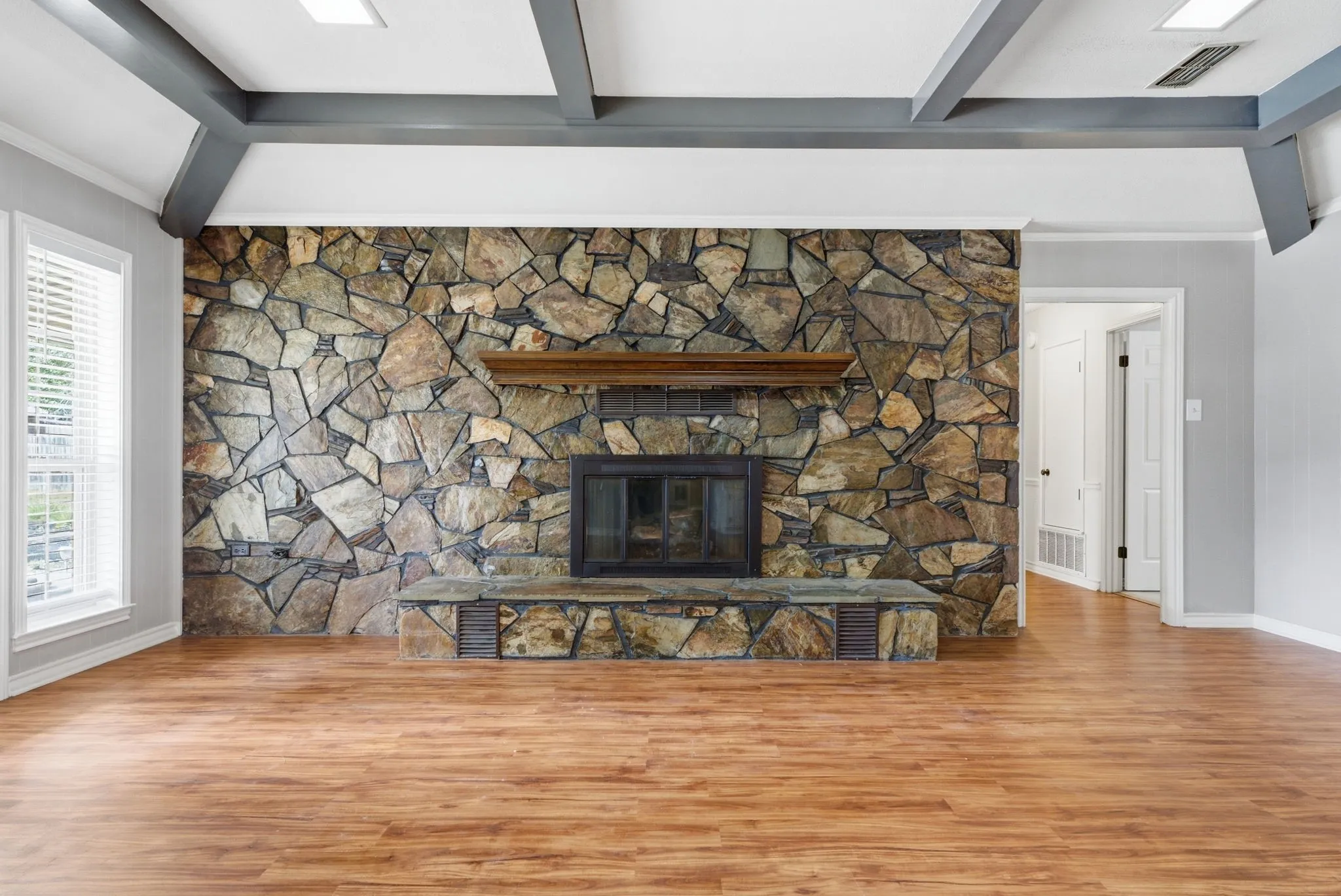 Single Family Residence For Sale in Smith County , 11206 Timber Creek Circle, Tyler, Texas 75707, 3 Bedroom, 3 Bathroom, 2 Garage spaces, 2,546 Sqft, built in 1983, mls#21402476, Real Estate Agent in Tyler, Homes For Sale in Smith county, Homes For Sale in Tyler, Realtor in Tyler Texas, Real Estate Brokerage Independent Realty Texas, Luminita Cordes Realtor