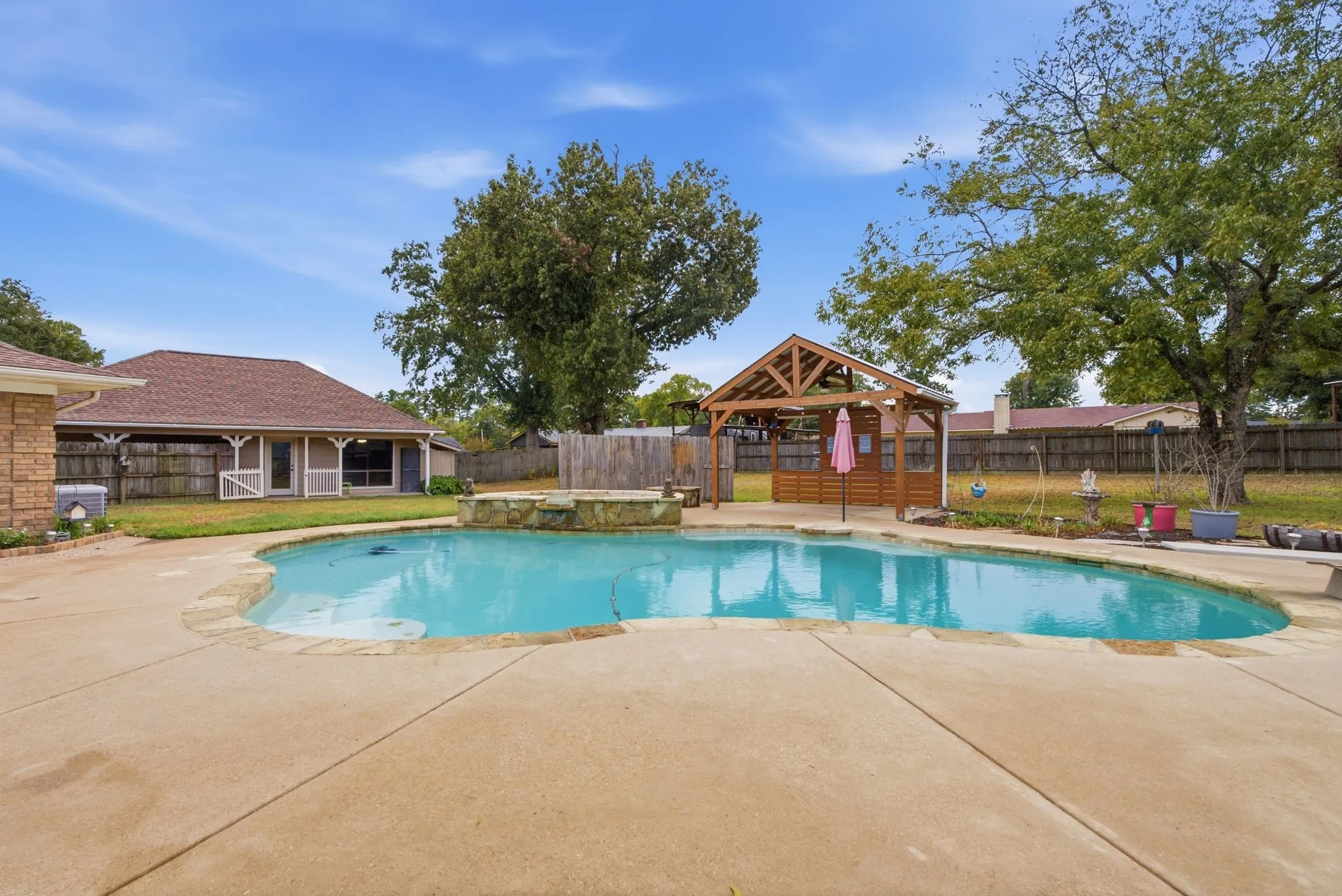 Single Family Residence For Sale in Smith County , 11206 Timber Creek Circle, Tyler, Texas 75707, 3 Bedroom, 3 Bathroom, 2 Garage spaces, 2,546 Sqft, built in 1983, mls#21402476, Real Estate Agent in Tyler, Homes For Sale in Smith county, Homes For Sale in Tyler, Realtor in Tyler Texas, Real Estate Brokerage Independent Realty Texas, Luminita Cordes Realtor