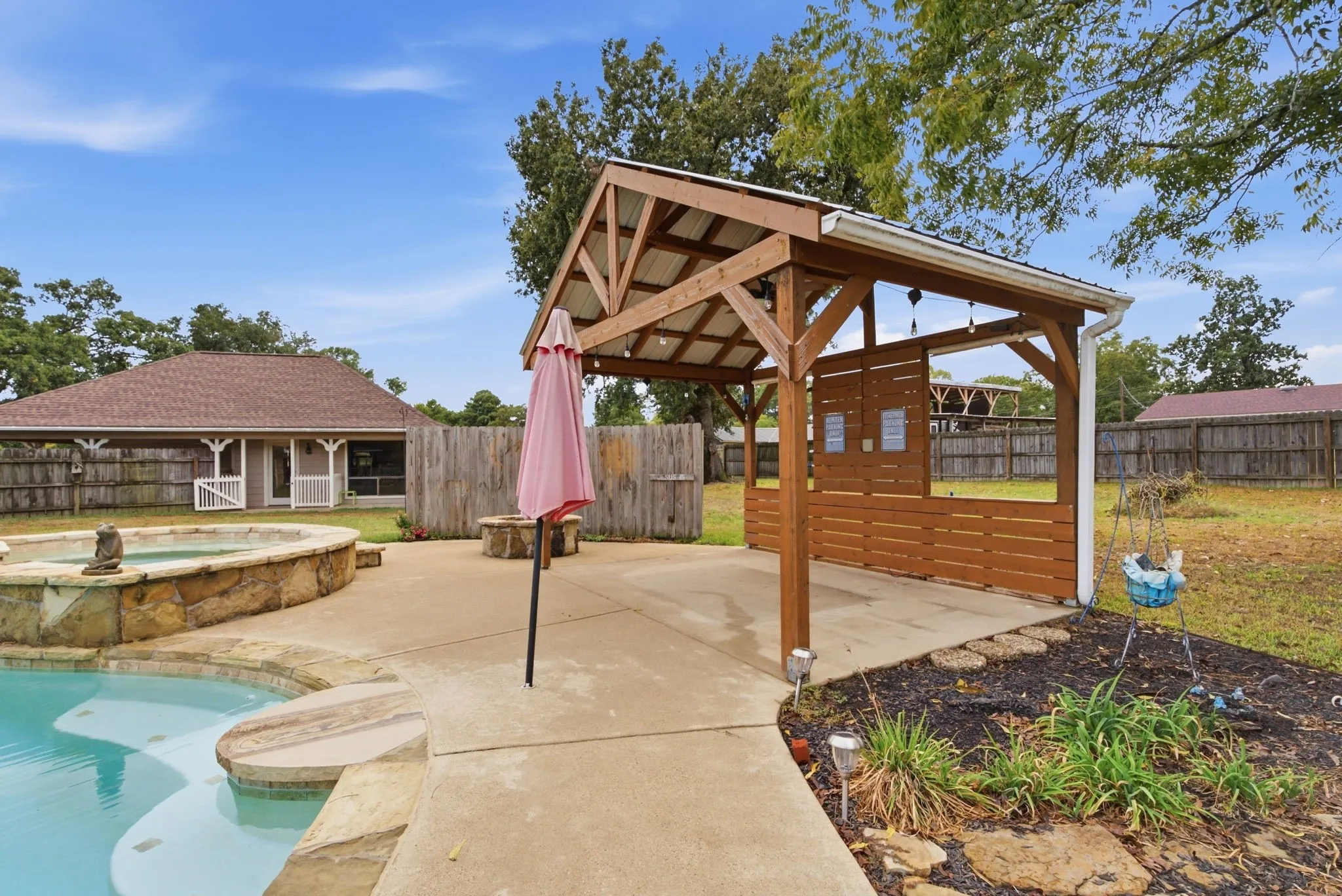 Single Family Residence For Sale in Smith County , 11206 Timber Creek Circle, Tyler, Texas 75707, 3 Bedroom, 3 Bathroom, 2 Garage spaces, 2,546 Sqft, built in 1983, mls#21402476, Real Estate Agent in Tyler, Homes For Sale in Smith county, Homes For Sale in Tyler, Realtor in Tyler Texas, Real Estate Brokerage Independent Realty Texas, Luminita Cordes Realtor