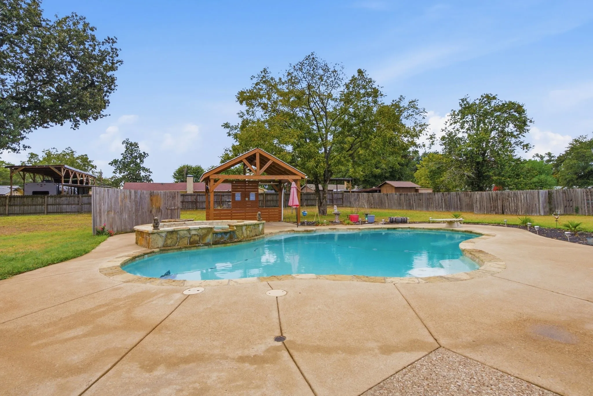 Single Family Residence For Sale in Smith County , 11206 Timber Creek Circle, Tyler, Texas 75707, 3 Bedroom, 3 Bathroom, 2 Garage spaces, 2,546 Sqft, built in 1983, mls#21402476, Real Estate Agent in Tyler, Homes For Sale in Smith county, Homes For Sale in Tyler, Realtor in Tyler Texas, Real Estate Brokerage Independent Realty Texas, Luminita Cordes Realtor
