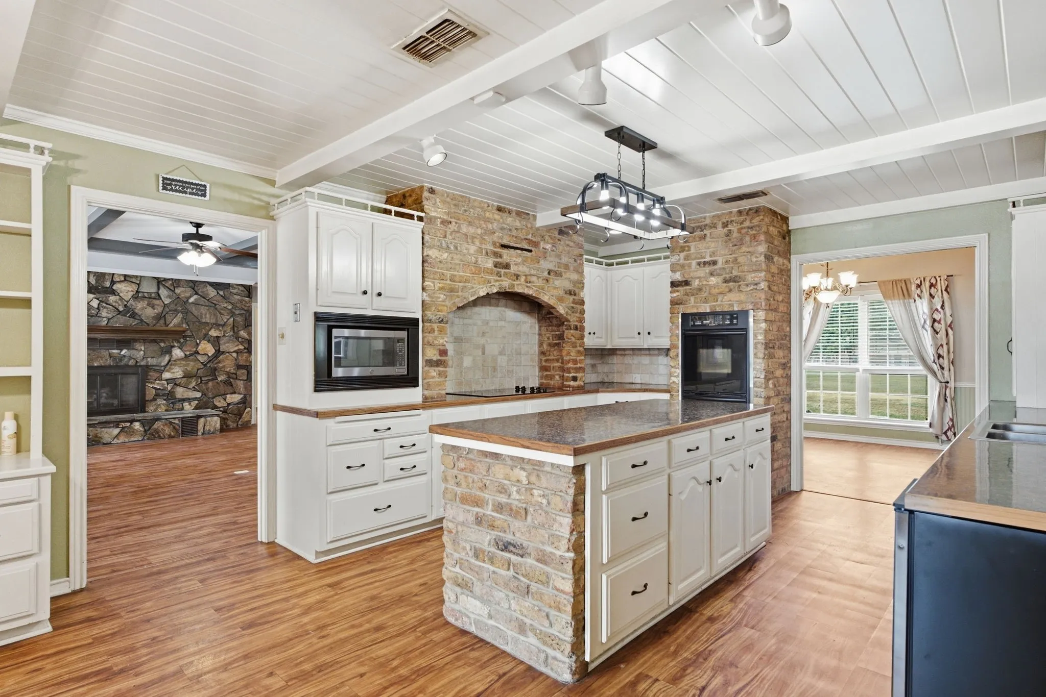 Single Family Residence For Sale in Smith County , 11206 Timber Creek Circle, Tyler, Texas 75707, 3 Bedroom, 3 Bathroom, 2 Garage spaces, 2,546 Sqft, built in 1983, mls#21402476, Real Estate Agent in Tyler, Homes For Sale in Smith county, Homes For Sale in Tyler, Realtor in Tyler Texas, Real Estate Brokerage Independent Realty Texas, Luminita Cordes Realtor