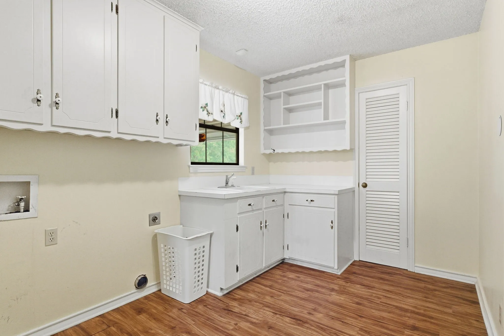 Single Family Residence For Sale in Smith County , 11206 Timber Creek Circle, Tyler, Texas 75707, 3 Bedroom, 3 Bathroom, 2 Garage spaces, 2,546 Sqft, built in 1983, mls#21402476, Real Estate Agent in Tyler, Homes For Sale in Smith county, Homes For Sale in Tyler, Realtor in Tyler Texas, Real Estate Brokerage Independent Realty Texas, Luminita Cordes Realtor