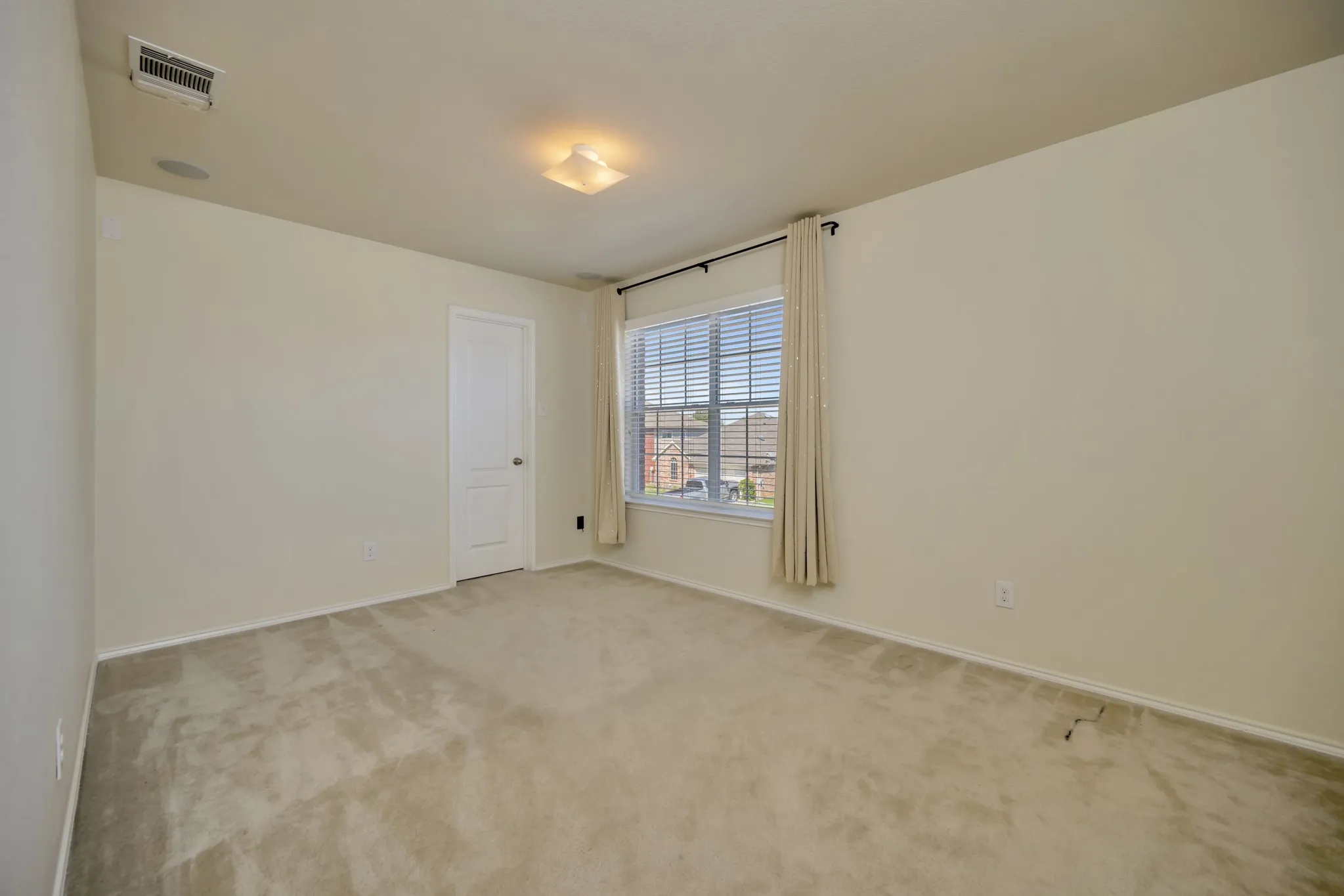 Single Family Residence For Sale in Tarrant County , 5728 Mountain Stream Trail, Fort Worth, Texas 76244, 3 Bedroom, 3 Bathroom, 2 Garage spaces, 2,608 Sqft, built in 2009, mls#21402022, Real Estate Agent in Fort Worth, Homes For Sale in Tarrant county, Homes For Sale in Fort Worth, Realtor in Fort Worth Texas, Real Estate Brokerage Independent Realty Texas, Luminita Cordes Realtor