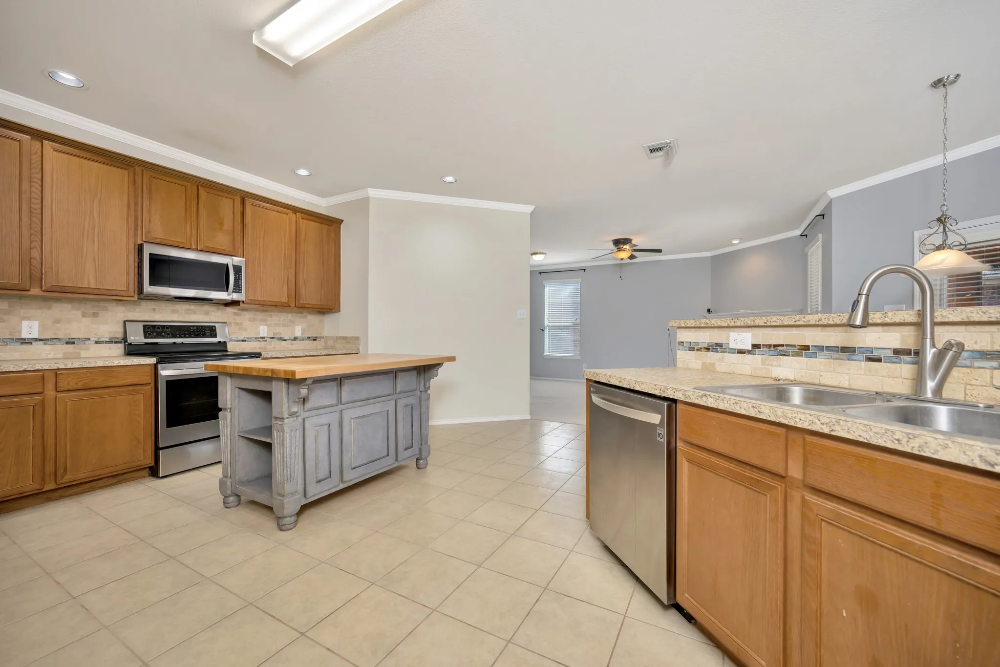 Single Family Residence For Sale in Tarrant County , 5728 Mountain Stream Trail, Fort Worth, Texas 76244, 3 Bedroom, 3 Bathroom, 2 Garage spaces, 2,608 Sqft, built in 2009, mls#21402022, Real Estate Agent in Fort Worth, Homes For Sale in Tarrant county, Homes For Sale in Fort Worth, Realtor in Fort Worth Texas, Real Estate Brokerage Independent Realty Texas, Luminita Cordes Realtor