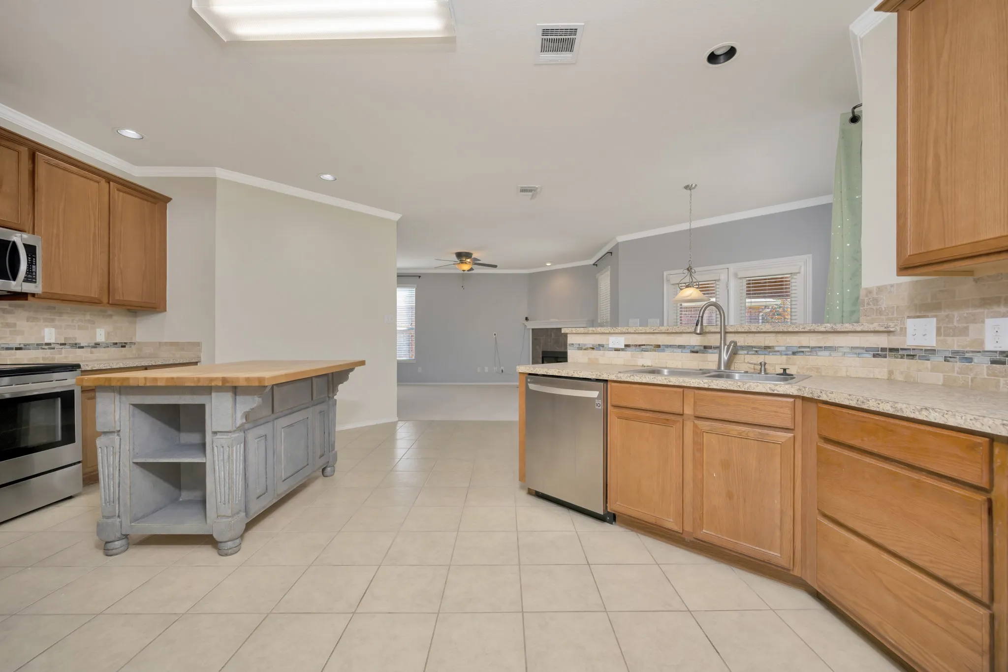 Single Family Residence For Sale in Tarrant County , 5728 Mountain Stream Trail, Fort Worth, Texas 76244, 3 Bedroom, 3 Bathroom, 2 Garage spaces, 2,608 Sqft, built in 2009, mls#21402022, Real Estate Agent in Fort Worth, Homes For Sale in Tarrant county, Homes For Sale in Fort Worth, Realtor in Fort Worth Texas, Real Estate Brokerage Independent Realty Texas, Luminita Cordes Realtor