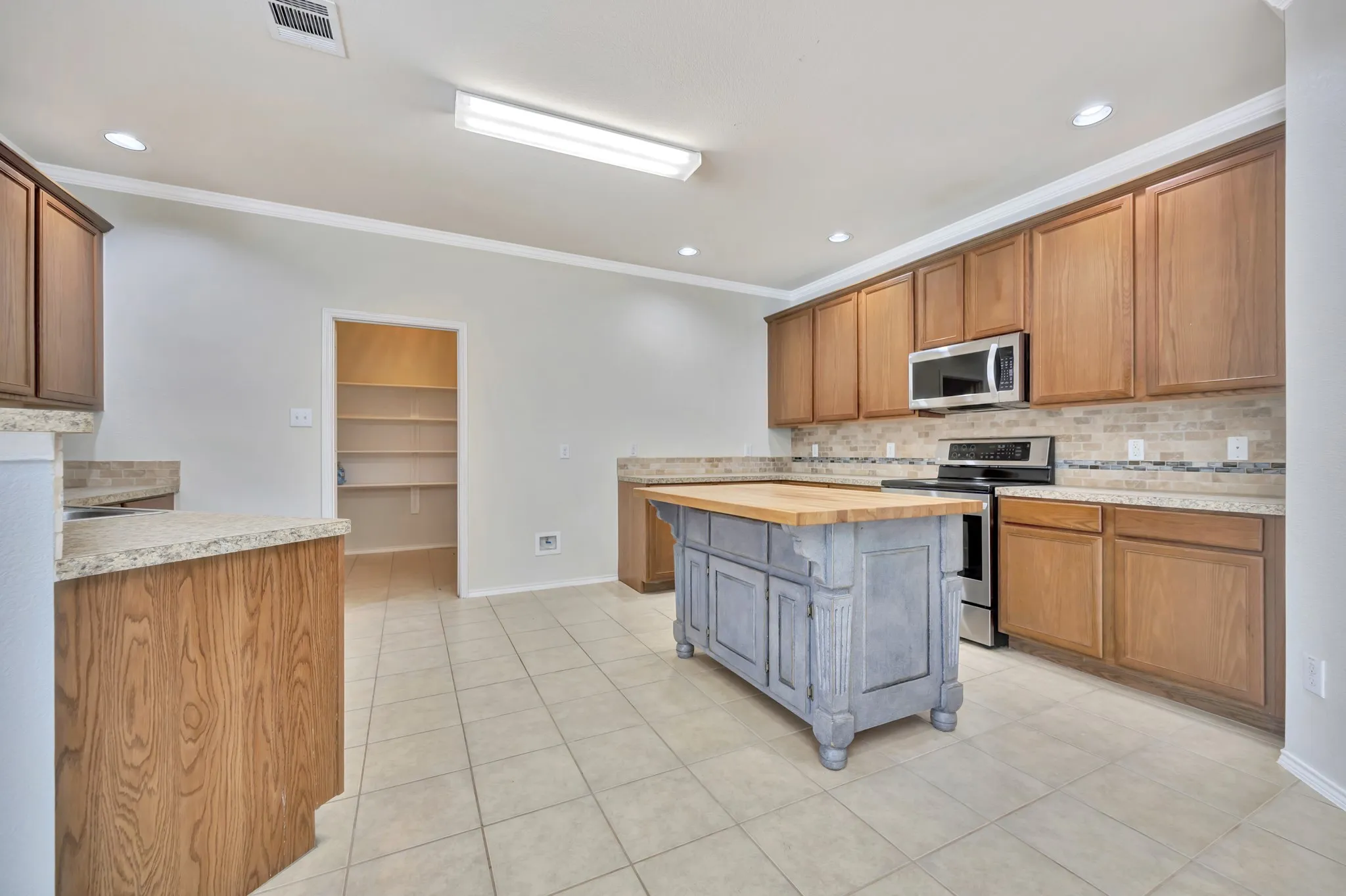 Single Family Residence For Sale in Tarrant County , 5728 Mountain Stream Trail, Fort Worth, Texas 76244, 3 Bedroom, 3 Bathroom, 2 Garage spaces, 2,608 Sqft, built in 2009, mls#21402022, Real Estate Agent in Fort Worth, Homes For Sale in Tarrant county, Homes For Sale in Fort Worth, Realtor in Fort Worth Texas, Real Estate Brokerage Independent Realty Texas, Luminita Cordes Realtor