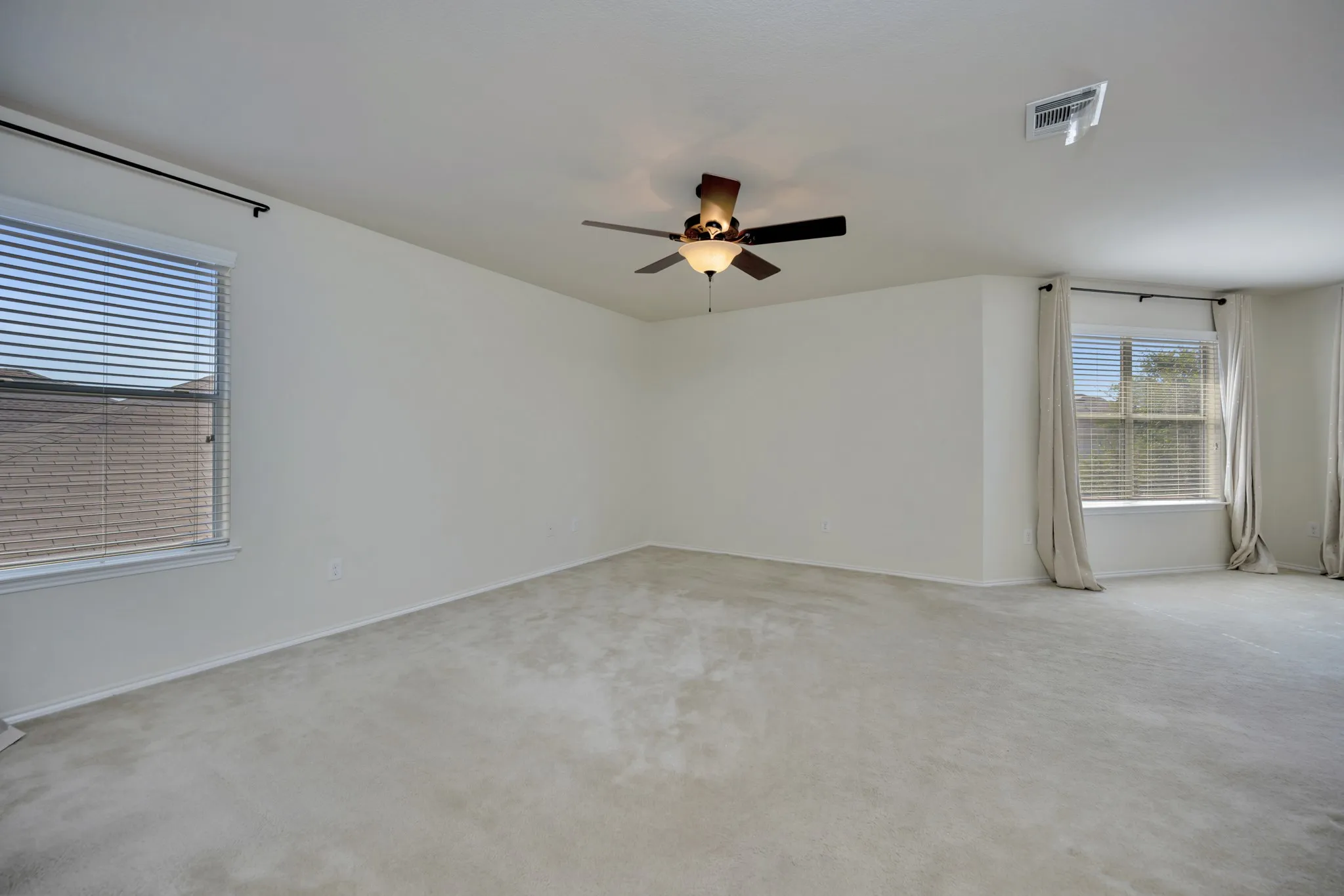 Single Family Residence For Sale in Tarrant County , 5728 Mountain Stream Trail, Fort Worth, Texas 76244, 3 Bedroom, 3 Bathroom, 2 Garage spaces, 2,608 Sqft, built in 2009, mls#21402022, Real Estate Agent in Fort Worth, Homes For Sale in Tarrant county, Homes For Sale in Fort Worth, Realtor in Fort Worth Texas, Real Estate Brokerage Independent Realty Texas, Luminita Cordes Realtor