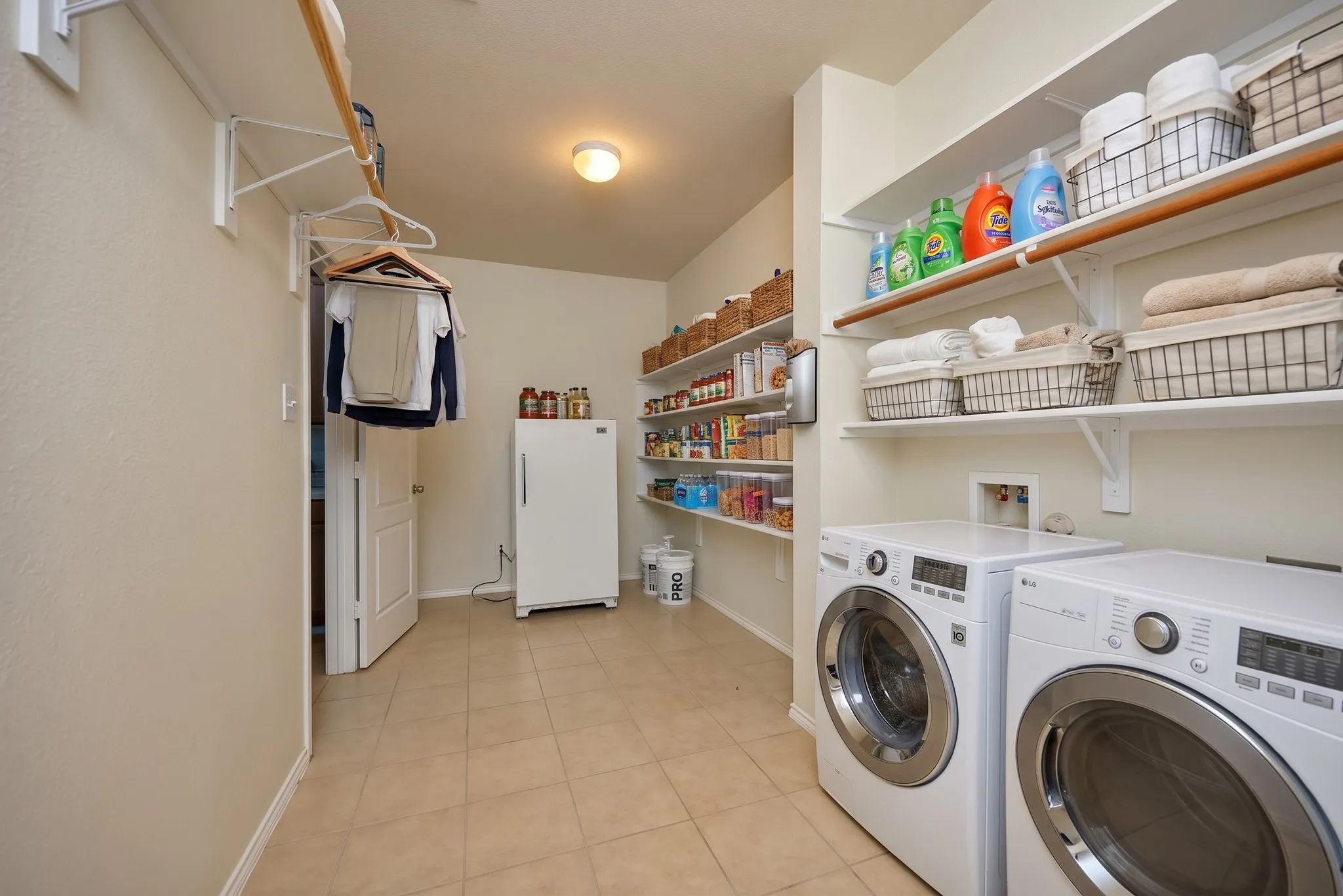 Single Family Residence For Sale in Tarrant County , 5728 Mountain Stream Trail, Fort Worth, Texas 76244, 3 Bedroom, 3 Bathroom, 2 Garage spaces, 2,608 Sqft, built in 2009, mls#21402022, Real Estate Agent in Fort Worth, Homes For Sale in Tarrant county, Homes For Sale in Fort Worth, Realtor in Fort Worth Texas, Real Estate Brokerage Independent Realty Texas, Luminita Cordes Realtor