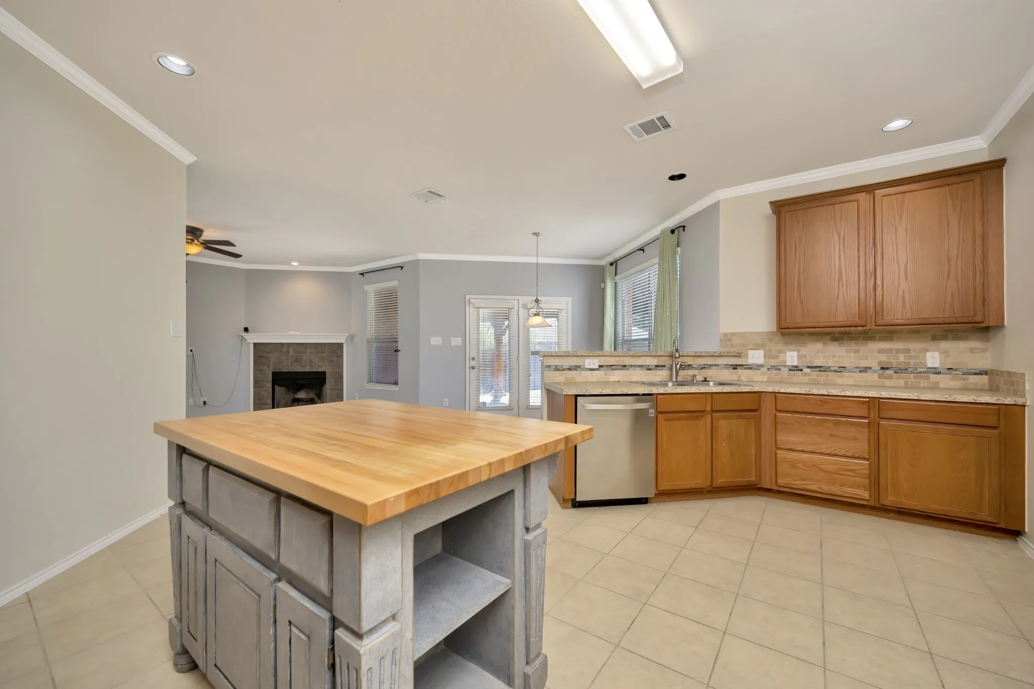 Single Family Residence For Sale in Tarrant County , 5728 Mountain Stream Trail, Fort Worth, Texas 76244, 3 Bedroom, 3 Bathroom, 2 Garage spaces, 2,608 Sqft, built in 2009, mls#21402022, Real Estate Agent in Fort Worth, Homes For Sale in Tarrant county, Homes For Sale in Fort Worth, Realtor in Fort Worth Texas, Real Estate Brokerage Independent Realty Texas, Luminita Cordes Realtor
