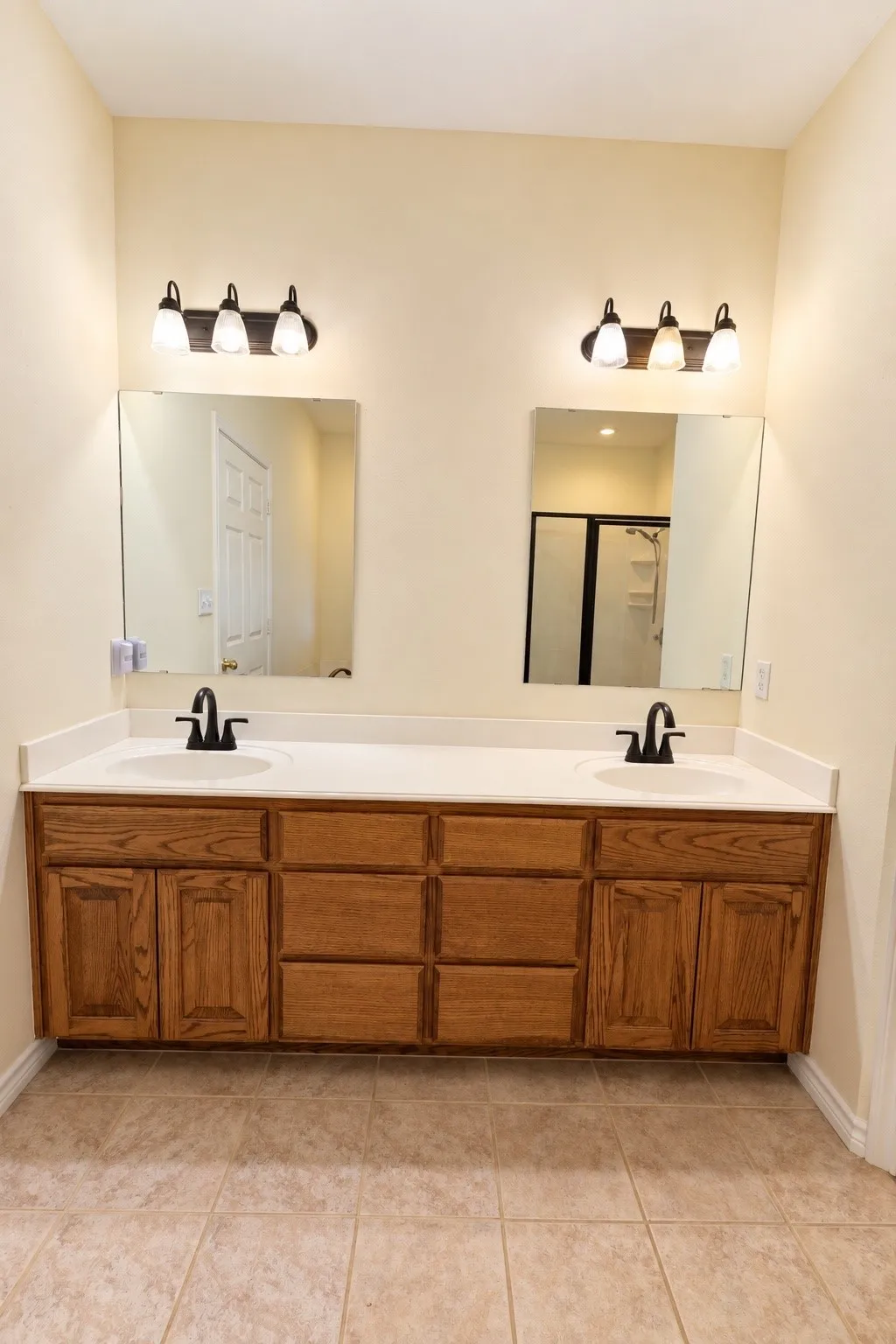 Dual sinks in primary bath