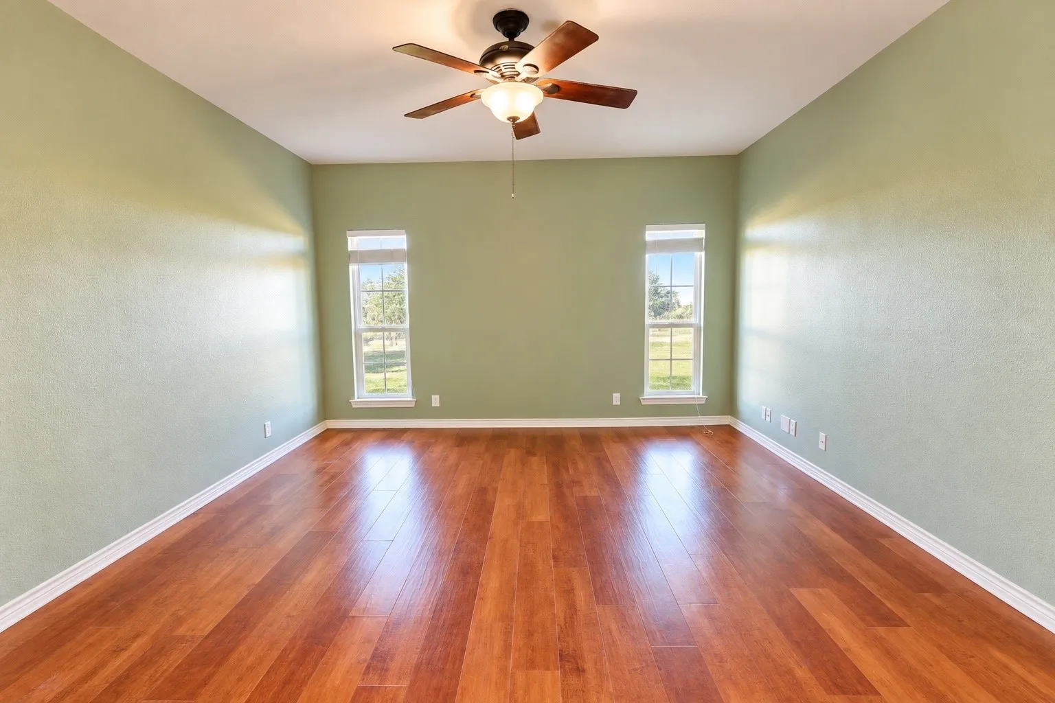 Split bedroom floorplan with large primary ensuite