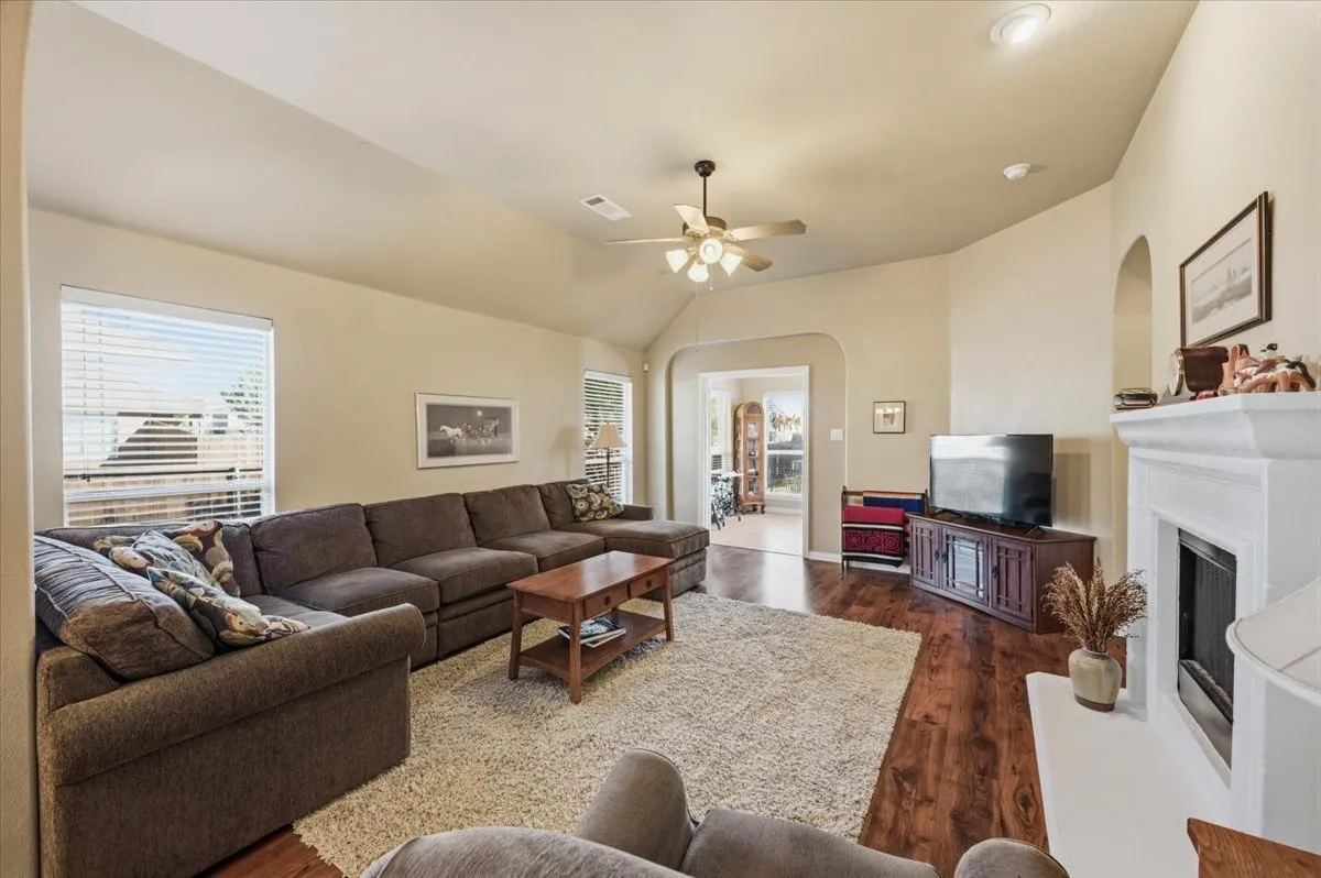 Single Family Residence For Sale in Dallas County , 5132 Welara Drive, Grand Prairie, Texas 75052, 3 Bedroom, 2 Bathroom, 2 Garage spaces, 2,180 Sqft, built in 2006, mls#21406243, Real Estate Agent in Grand Prairie, Homes For Sale in Dallas county, Homes For Sale in Grand Prairie, Realtor in Grand Prairie Texas, Real Estate Brokerage Independent Realty Texas, Luminita Cordes Realtor