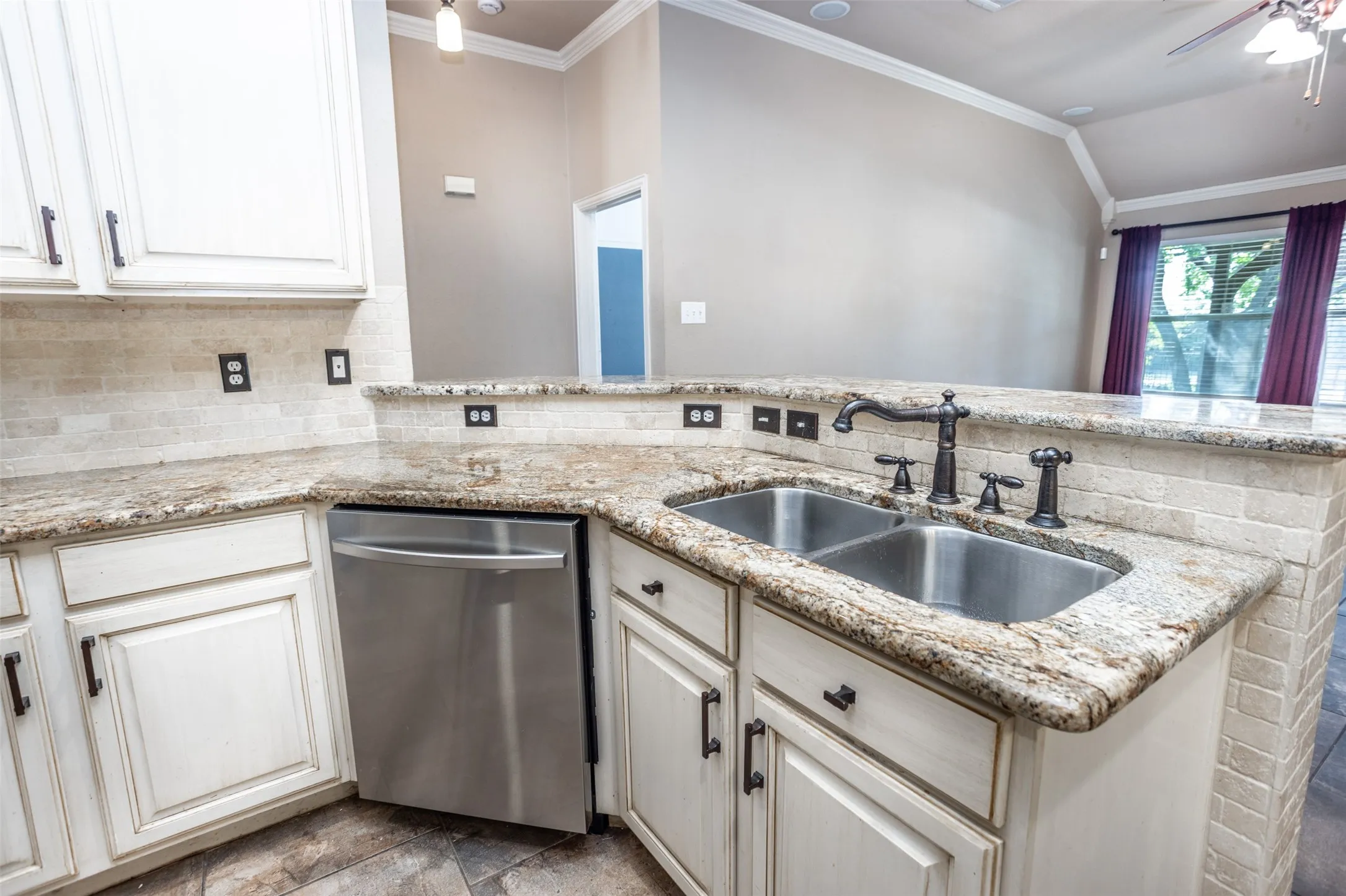 Single Family Residence For Sale in Denton County , 1812 Copper Leaf Drive, Corinth, Texas 76210, 3 Bedroom, 2 Bathroom, 2 Garage spaces, 1,984 Sqft, built in 2001, mls#21406785, Real Estate Agent in Corinth, Homes For Sale in Denton county, Homes For Sale in Corinth, Realtor in Corinth Texas, Real Estate Brokerage Independent Realty Texas, Luminita Cordes Realtor