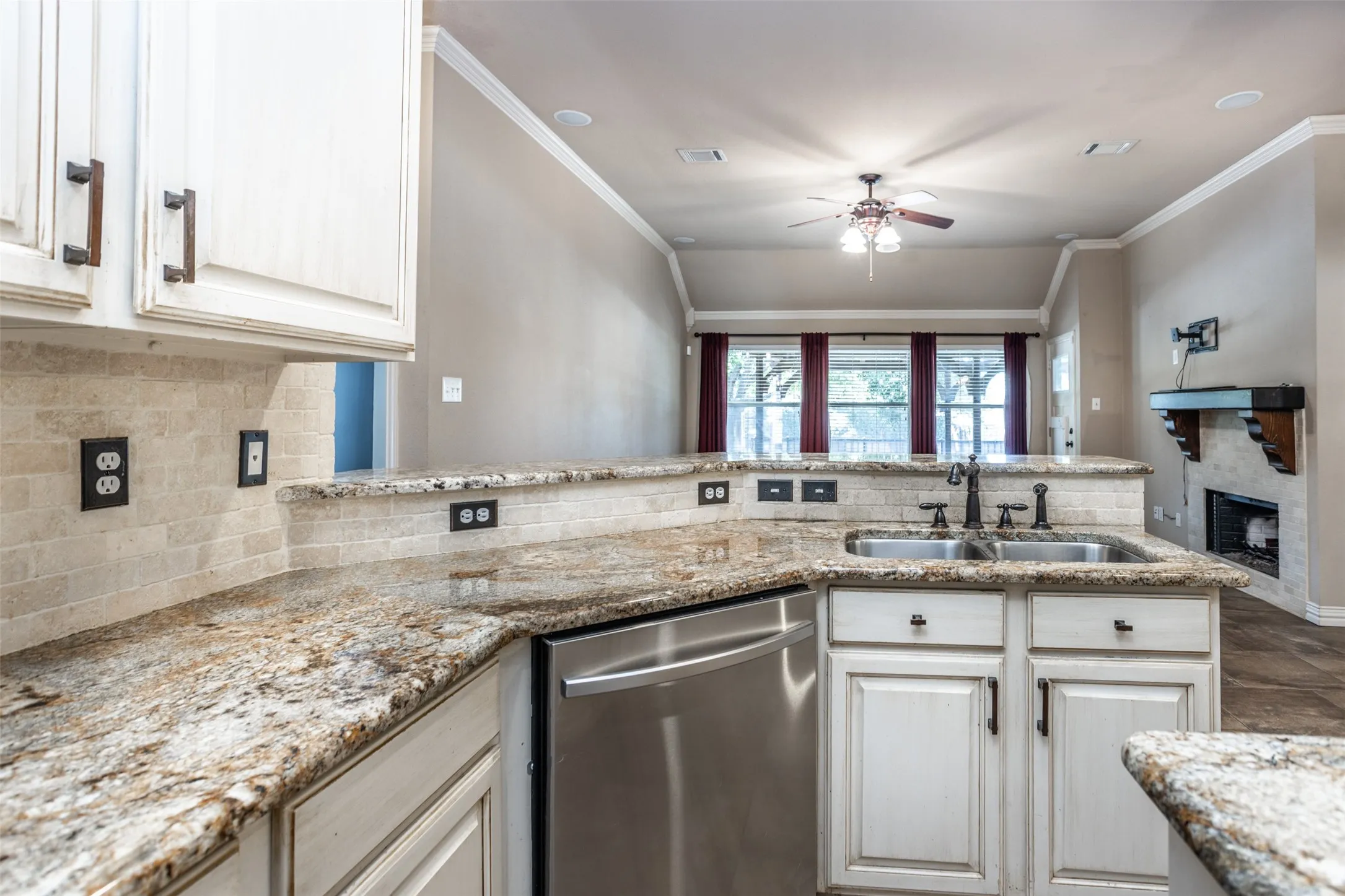 Single Family Residence For Sale in Denton County , 1812 Copper Leaf Drive, Corinth, Texas 76210, 3 Bedroom, 2 Bathroom, 2 Garage spaces, 1,984 Sqft, built in 2001, mls#21406785, Real Estate Agent in Corinth, Homes For Sale in Denton county, Homes For Sale in Corinth, Realtor in Corinth Texas, Real Estate Brokerage Independent Realty Texas, Luminita Cordes Realtor