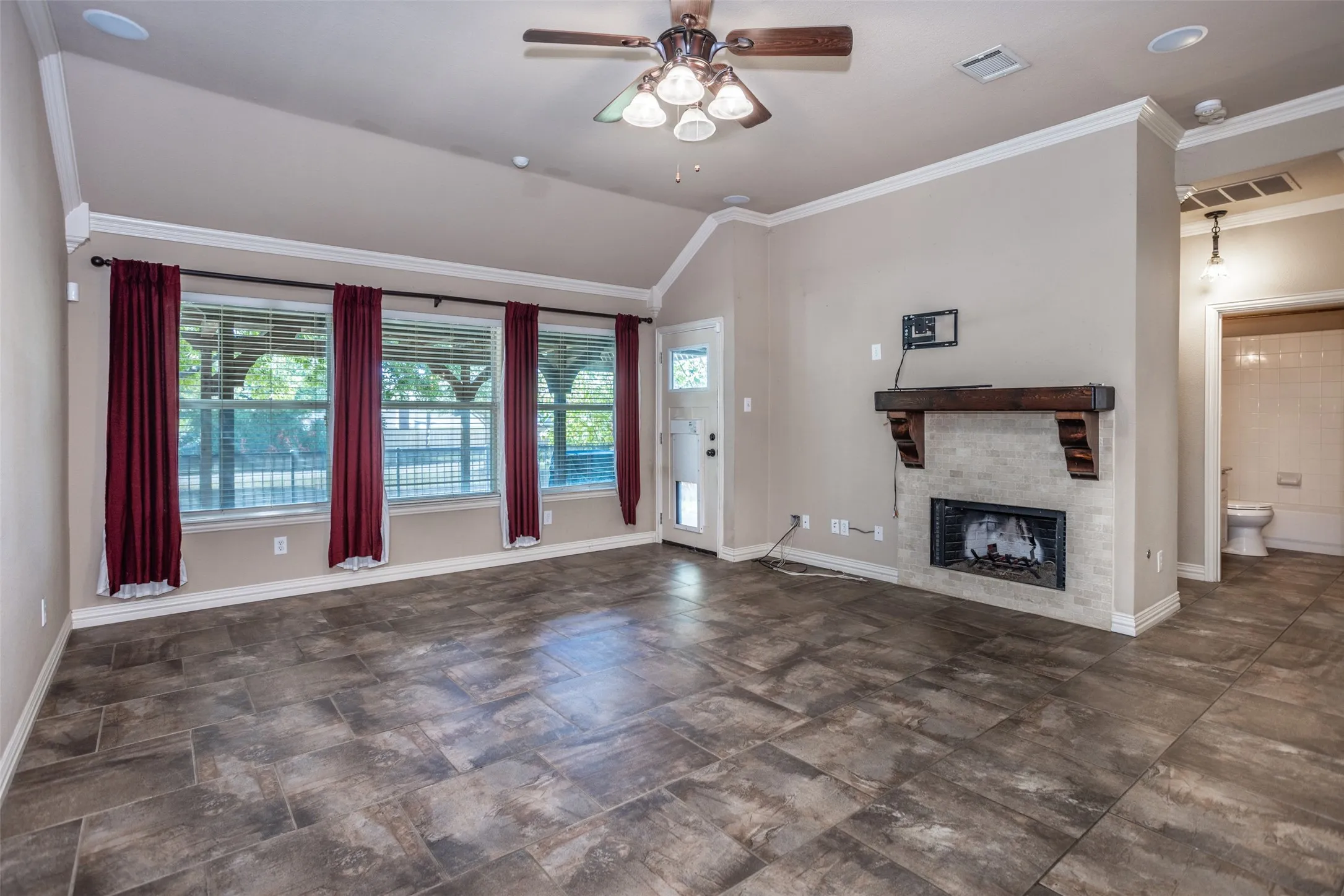 Single Family Residence For Sale in Denton County , 1812 Copper Leaf Drive, Corinth, Texas 76210, 3 Bedroom, 2 Bathroom, 2 Garage spaces, 1,984 Sqft, built in 2001, mls#21406785, Real Estate Agent in Corinth, Homes For Sale in Denton county, Homes For Sale in Corinth, Realtor in Corinth Texas, Real Estate Brokerage Independent Realty Texas, Luminita Cordes Realtor