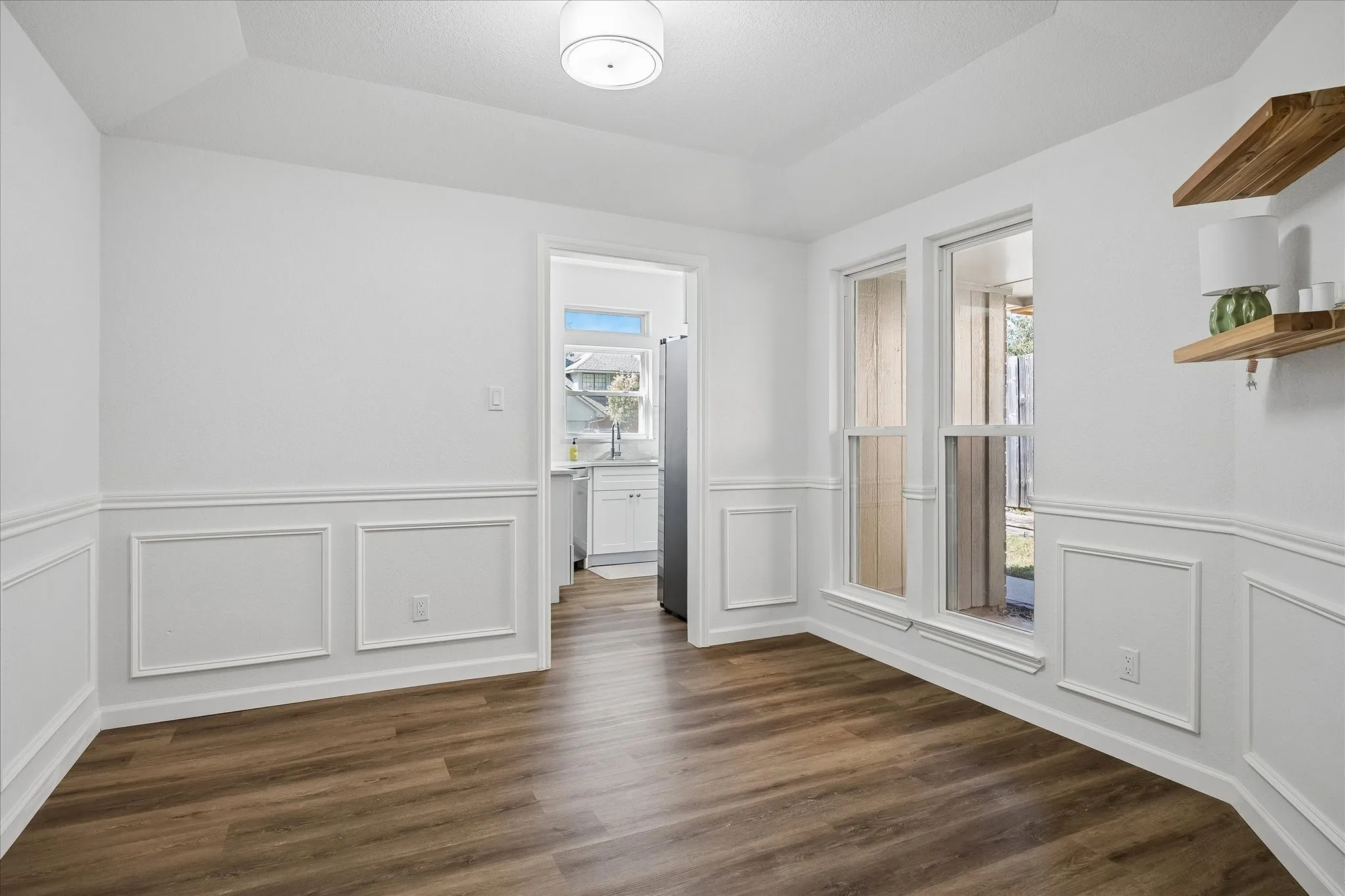 Dining area in between kitchen and living area