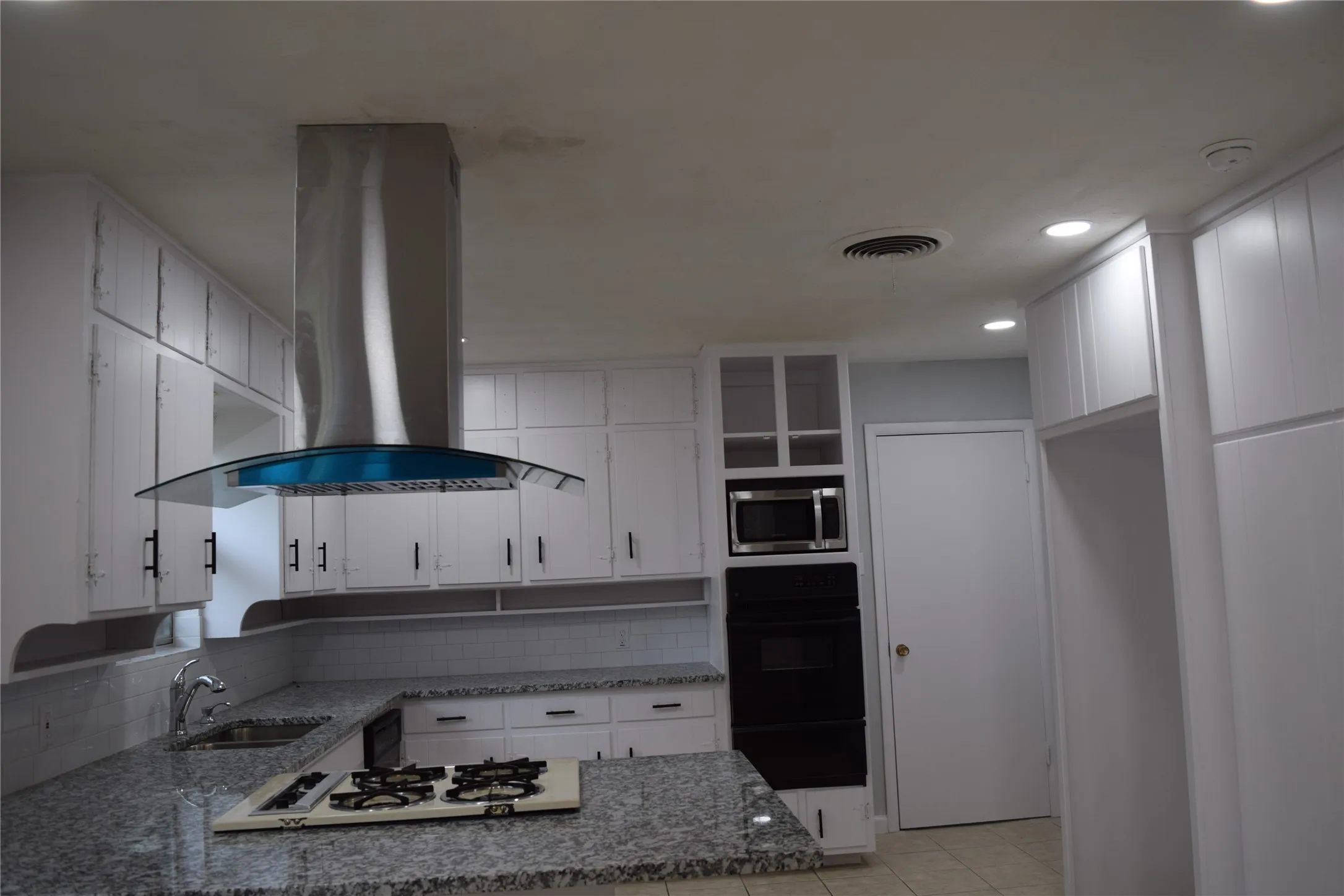 Single Family Residence For Rent in Tarrant County , 853 Joanna Drive, Hurst, Texas 76053, 3 Bedroom, 2 Bathroom, 2 Garage spaces, 1,863 Sqft, built in 1963, mls#21406924, Real Estate Agent in Hurst, Homes For Rent in Tarrant county, Homes For Rent in Hurst, Realtor in Hurst Texas, Real Estate Brokerage Independent Realty Texas, Luminita Cordes Realtor