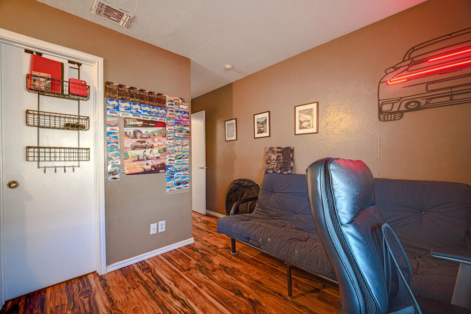 Townhouse For Sale in Dallas County , 4909 Oak Bluff, Mesquite, Texas 75150, 2 Bedroom, 2 Bathroom, 1 Garage spaces, 1,063 Sqft, built in 1984, mls#21406496, Real Estate Agent in Mesquite, Homes For Sale in Dallas county, Homes For Sale in Mesquite, Realtor in Mesquite Texas, Real Estate Brokerage Independent Realty Texas, Luminita Cordes Realtor