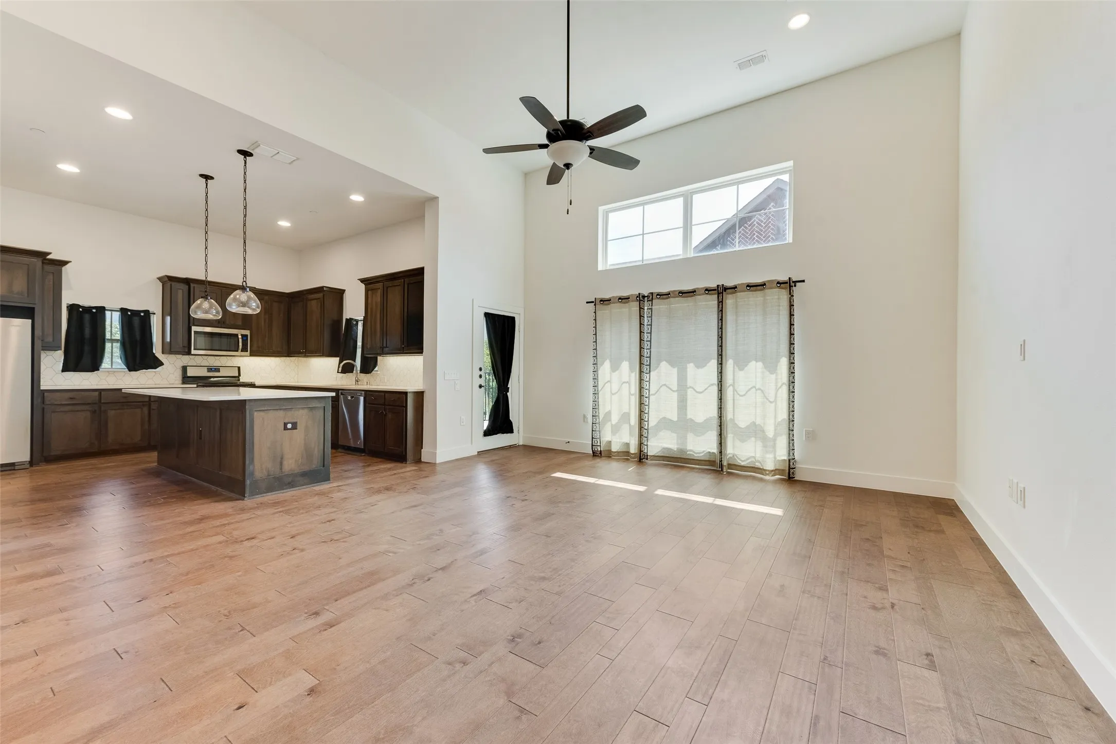Townhouse For Rent in Tarrant County , 889 Birds Fort Trail, Arlington, Texas 76005, 4 Bedroom, 3 Bathroom, 2 Garage spaces, 2,230 Sqft, built in 2017, mls#21406909, Real Estate Agent in Arlington, Homes For Rent in Tarrant county, Homes For Rent in Arlington, Realtor in Arlington Texas, Real Estate Brokerage Independent Realty Texas, Luminita Cordes Realtor