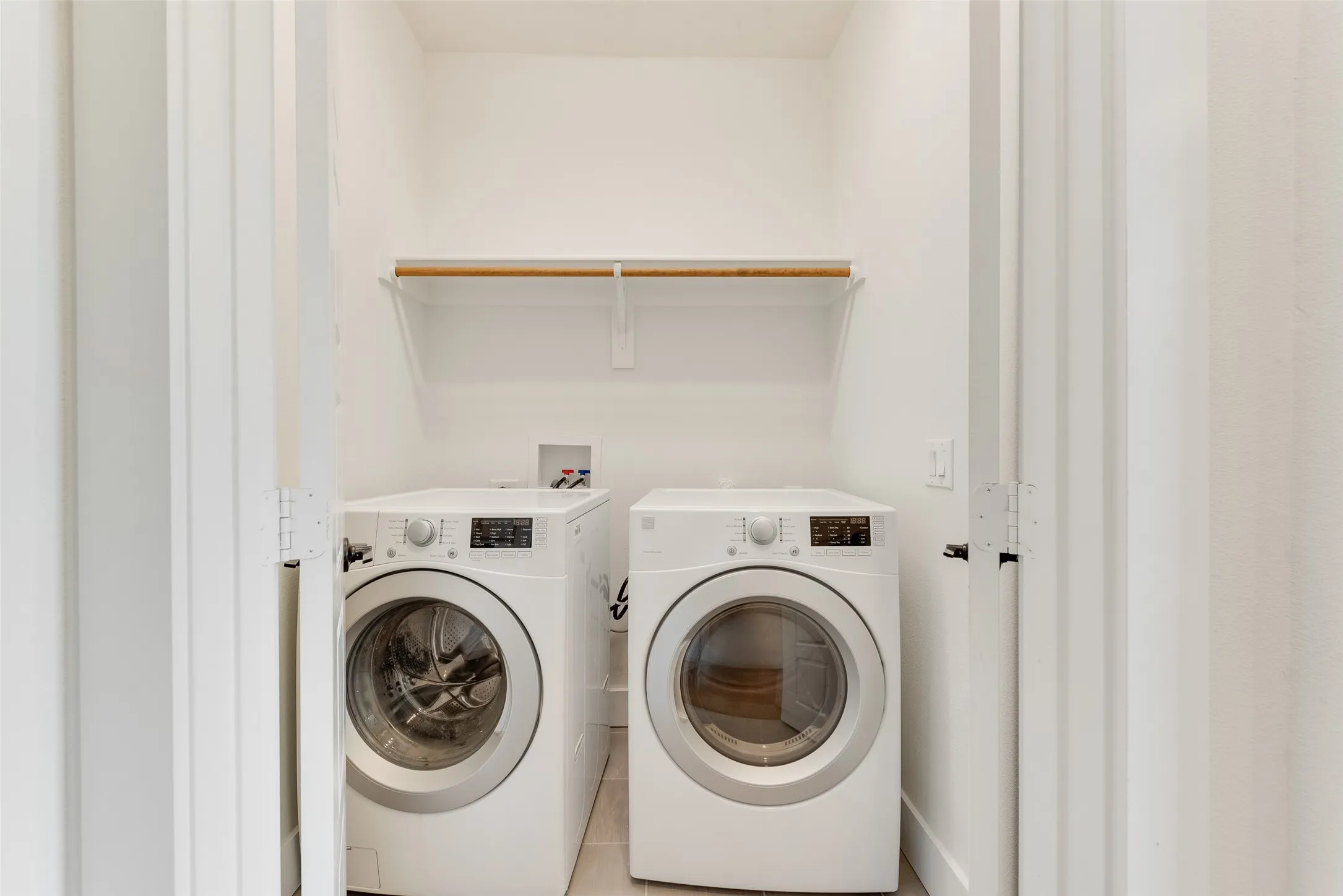 Townhouse For Rent in Tarrant County , 889 Birds Fort Trail, Arlington, Texas 76005, 4 Bedroom, 3 Bathroom, 2 Garage spaces, 2,230 Sqft, built in 2017, mls#21406909, Real Estate Agent in Arlington, Homes For Rent in Tarrant county, Homes For Rent in Arlington, Realtor in Arlington Texas, Real Estate Brokerage Independent Realty Texas, Luminita Cordes Realtor