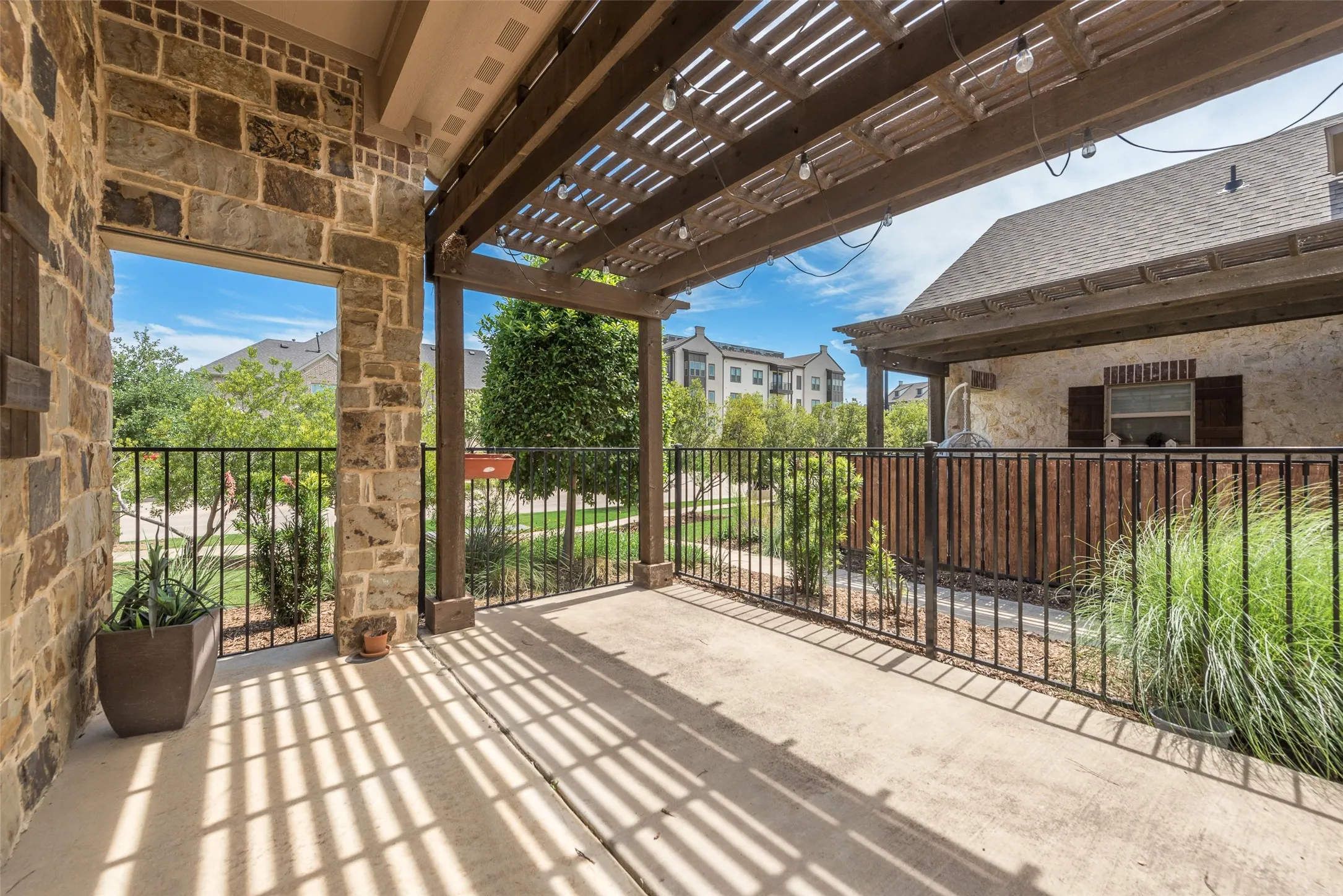Townhouse For Rent in Tarrant County , 889 Birds Fort Trail, Arlington, Texas 76005, 4 Bedroom, 3 Bathroom, 2 Garage spaces, 2,230 Sqft, built in 2017, mls#21406909, Real Estate Agent in Arlington, Homes For Rent in Tarrant county, Homes For Rent in Arlington, Realtor in Arlington Texas, Real Estate Brokerage Independent Realty Texas, Luminita Cordes Realtor
