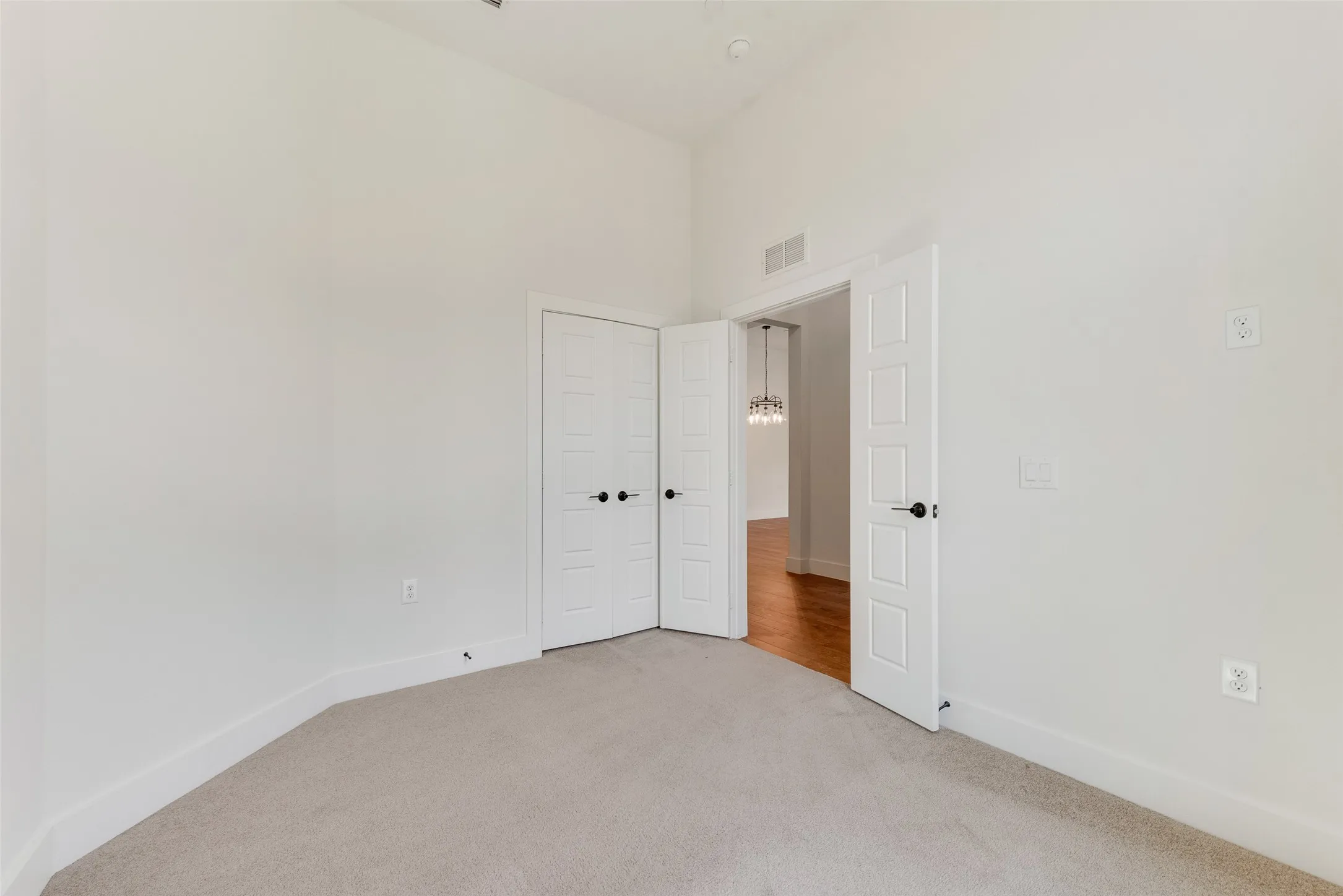 Townhouse For Rent in Tarrant County , 889 Birds Fort Trail, Arlington, Texas 76005, 4 Bedroom, 3 Bathroom, 2 Garage spaces, 2,230 Sqft, built in 2017, mls#21406909, Real Estate Agent in Arlington, Homes For Rent in Tarrant county, Homes For Rent in Arlington, Realtor in Arlington Texas, Real Estate Brokerage Independent Realty Texas, Luminita Cordes Realtor