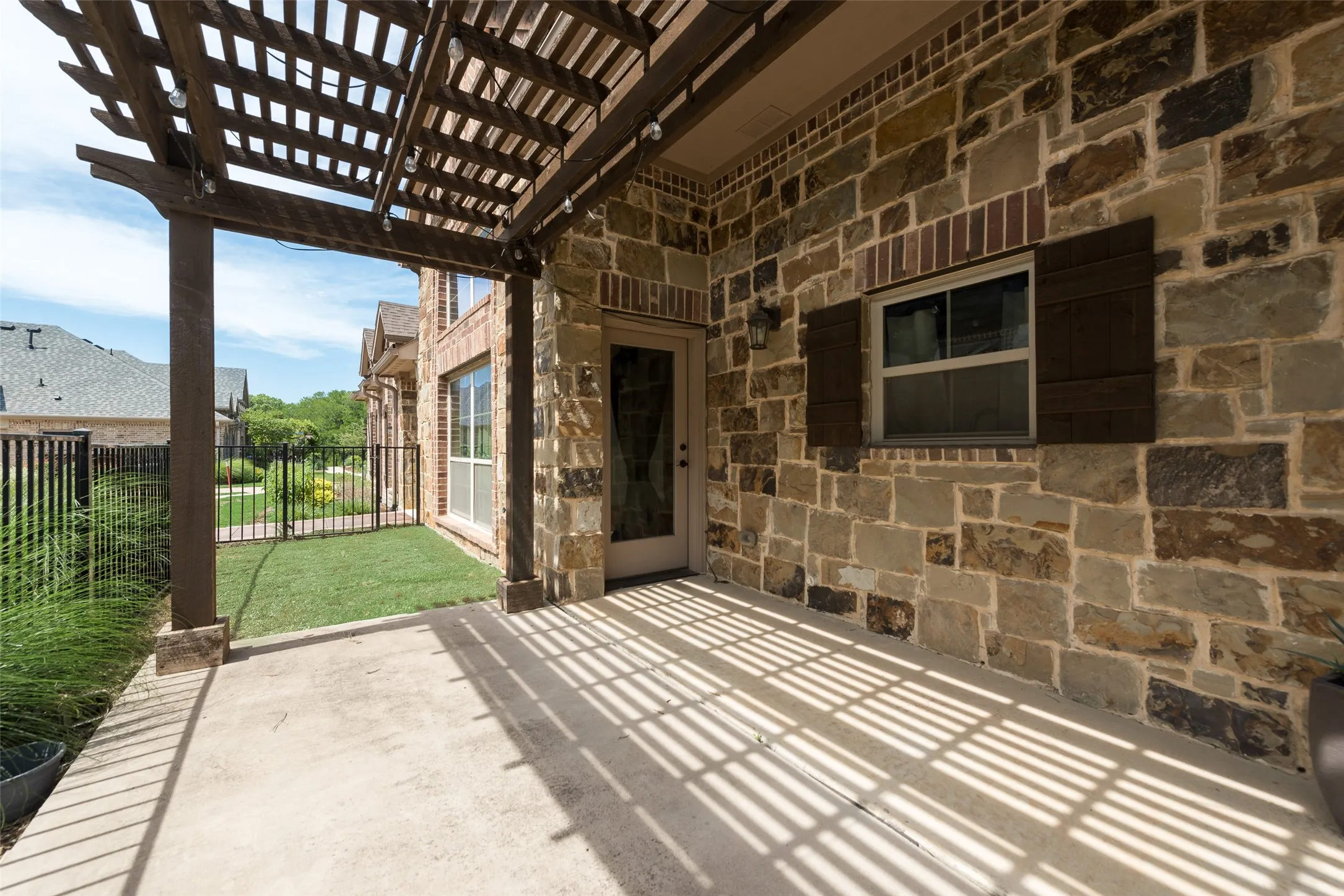 Townhouse For Rent in Tarrant County , 889 Birds Fort Trail, Arlington, Texas 76005, 4 Bedroom, 3 Bathroom, 2 Garage spaces, 2,230 Sqft, built in 2017, mls#21406909, Real Estate Agent in Arlington, Homes For Rent in Tarrant county, Homes For Rent in Arlington, Realtor in Arlington Texas, Real Estate Brokerage Independent Realty Texas, Luminita Cordes Realtor