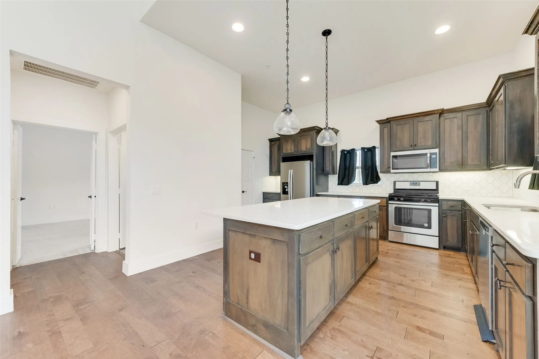 Townhouse For Rent in Tarrant County , 889 Birds Fort Trail, Arlington, Texas 76005, 4 Bedroom, 3 Bathroom, 2 Garage spaces, 2,230 Sqft, built in 2017, mls#21406909, Real Estate Agent in Arlington, Homes For Rent in Tarrant county, Homes For Rent in Arlington, Realtor in Arlington Texas, Real Estate Brokerage Independent Realty Texas, Luminita Cordes Realtor