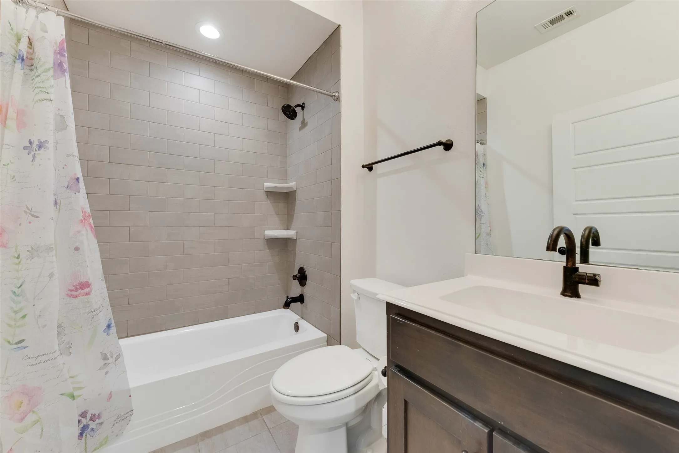 Townhouse For Rent in Tarrant County , 889 Birds Fort Trail, Arlington, Texas 76005, 4 Bedroom, 3 Bathroom, 2 Garage spaces, 2,230 Sqft, built in 2017, mls#21406909, Real Estate Agent in Arlington, Homes For Rent in Tarrant county, Homes For Rent in Arlington, Realtor in Arlington Texas, Real Estate Brokerage Independent Realty Texas, Luminita Cordes Realtor