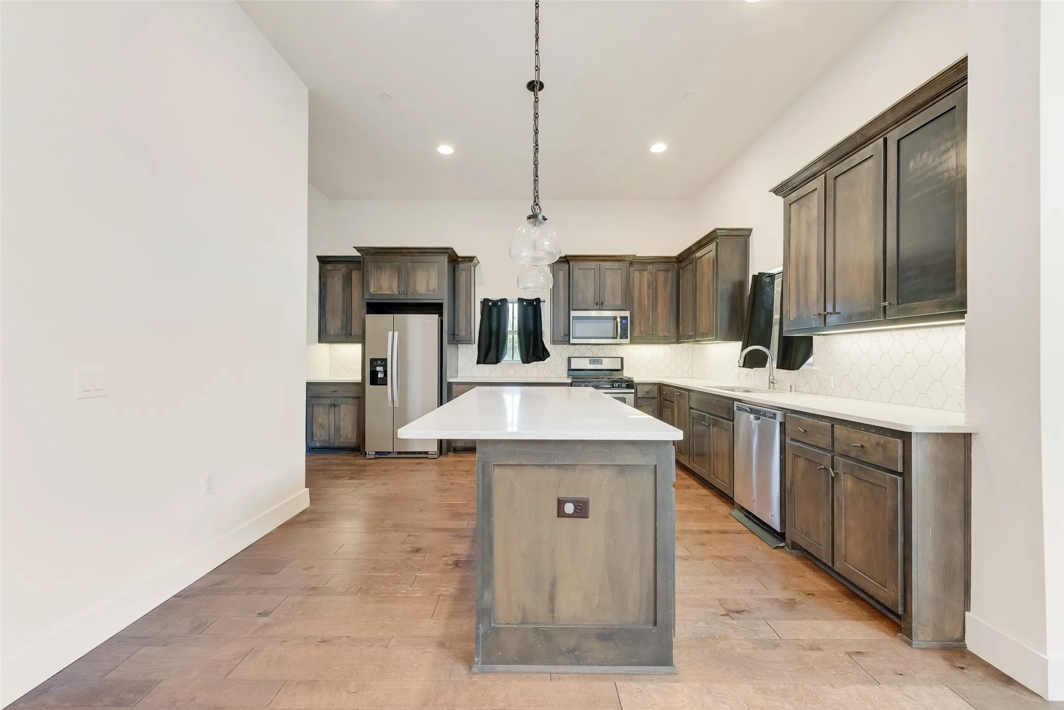 Townhouse For Rent in Tarrant County , 889 Birds Fort Trail, Arlington, Texas 76005, 4 Bedroom, 3 Bathroom, 2 Garage spaces, 2,230 Sqft, built in 2017, mls#21406909, Real Estate Agent in Arlington, Homes For Rent in Tarrant county, Homes For Rent in Arlington, Realtor in Arlington Texas, Real Estate Brokerage Independent Realty Texas, Luminita Cordes Realtor