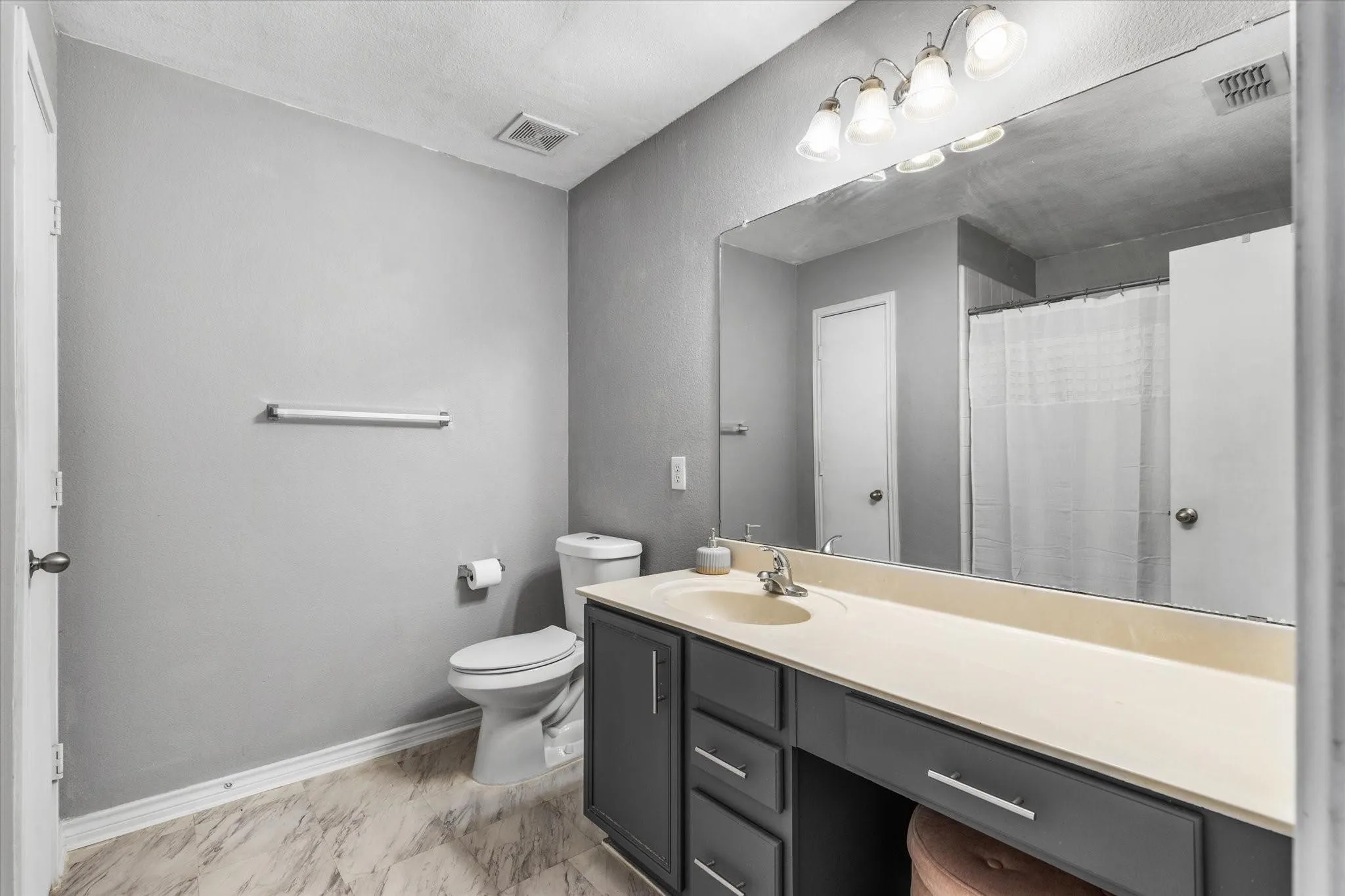 Single Family Residence For Rent in Dallas County , 8610 Mountain Bluff, Dallas, Texas 75227, 3 Bedroom, 2 Bathroom, 2 Garage spaces, 1,474 Sqft, built in 2006, mls#21406087, Real Estate Agent in Dallas, Homes For Rent in Dallas county, Homes For Rent in Dallas, Realtor in Dallas Texas, Real Estate Brokerage Independent Realty Texas, Luminita Cordes Realtor