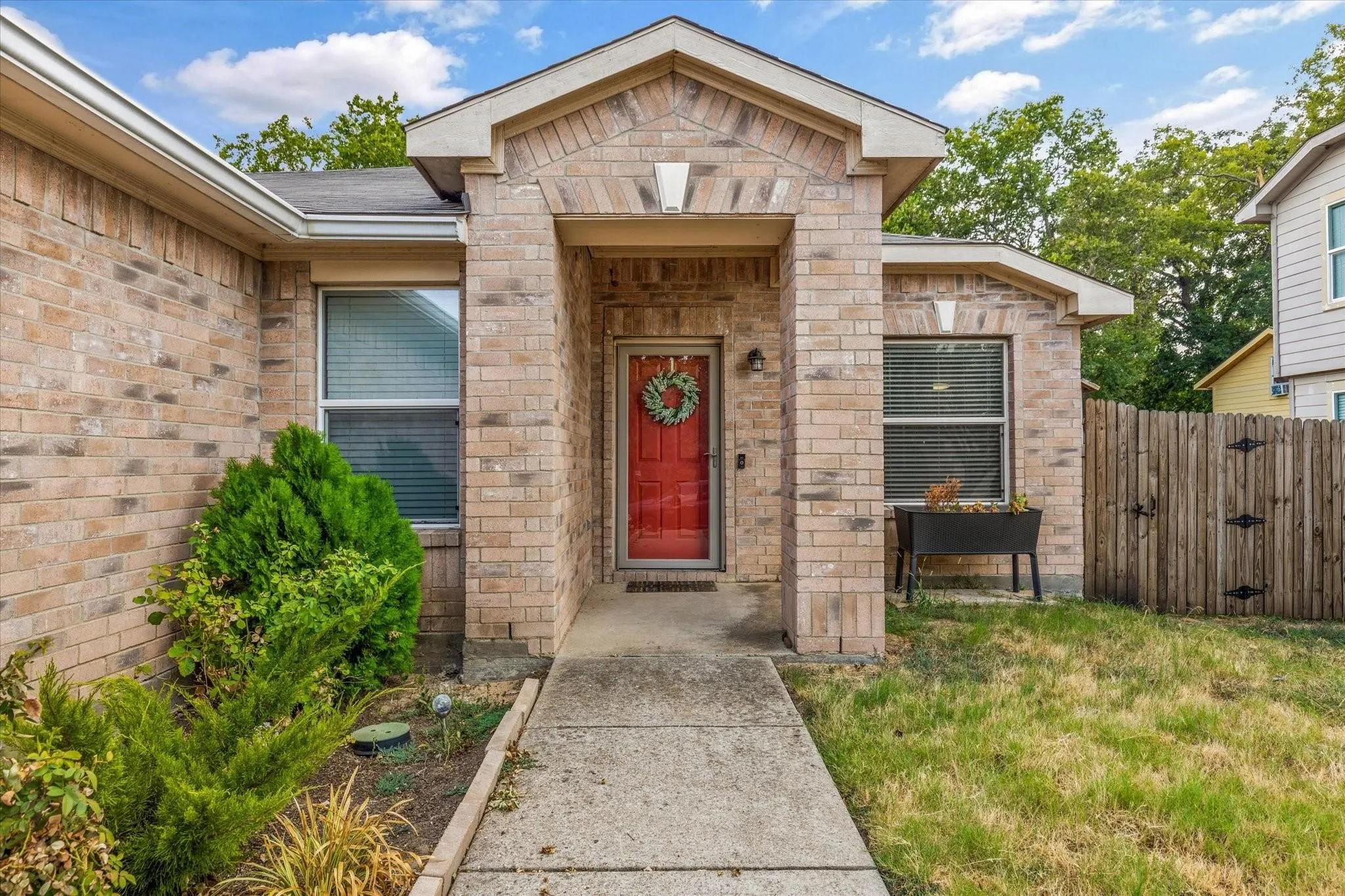 Single Family Residence For Rent in Dallas County , 8610 Mountain Bluff, Dallas, Texas 75227, 3 Bedroom, 2 Bathroom, 2 Garage spaces, 1,474 Sqft, built in 2006, mls#21406087, Real Estate Agent in Dallas, Homes For Rent in Dallas county, Homes For Rent in Dallas, Realtor in Dallas Texas, Real Estate Brokerage Independent Realty Texas, Luminita Cordes Realtor