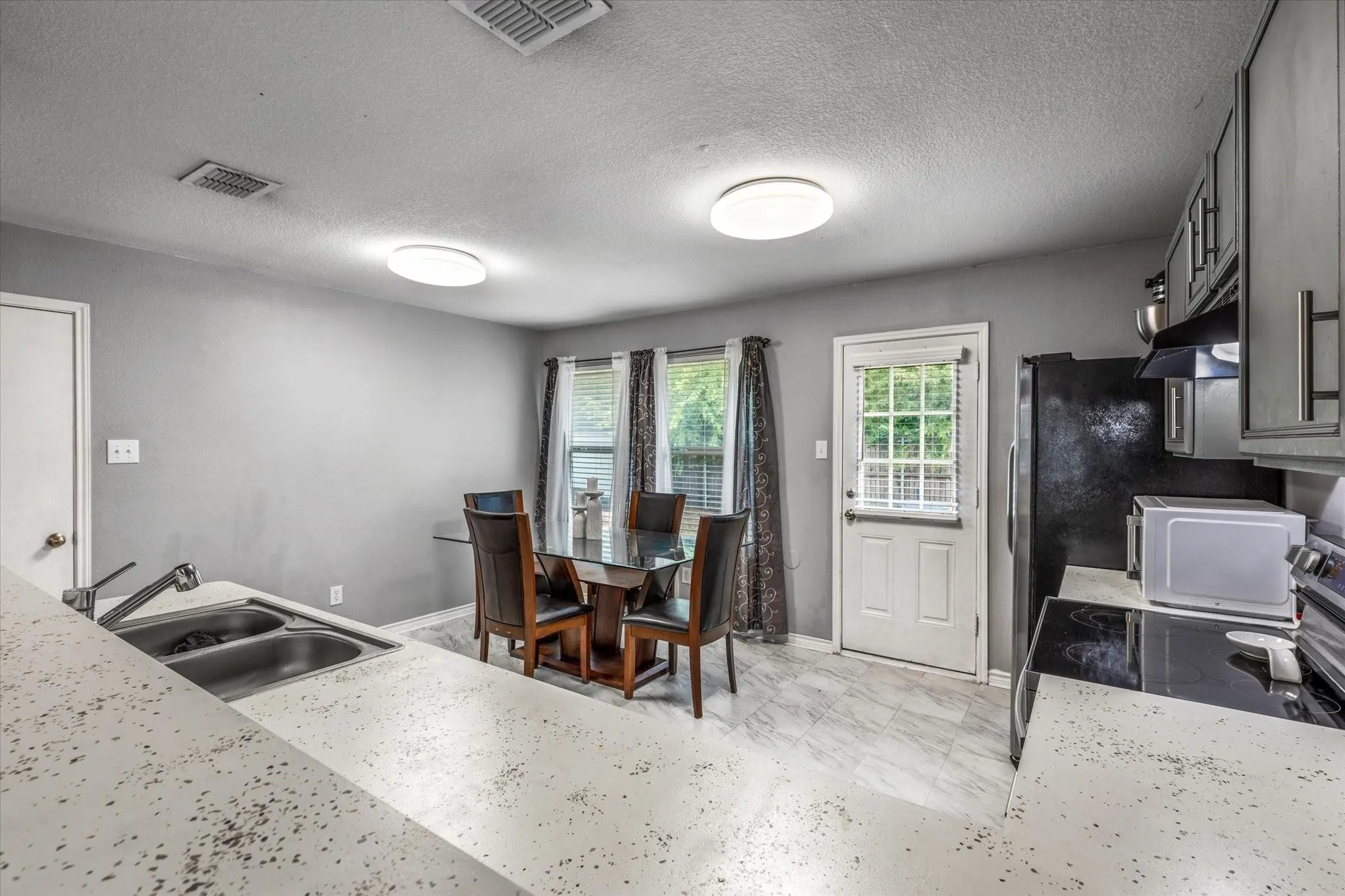 Single Family Residence For Rent in Dallas County , 8610 Mountain Bluff, Dallas, Texas 75227, 3 Bedroom, 2 Bathroom, 2 Garage spaces, 1,474 Sqft, built in 2006, mls#21406087, Real Estate Agent in Dallas, Homes For Rent in Dallas county, Homes For Rent in Dallas, Realtor in Dallas Texas, Real Estate Brokerage Independent Realty Texas, Luminita Cordes Realtor