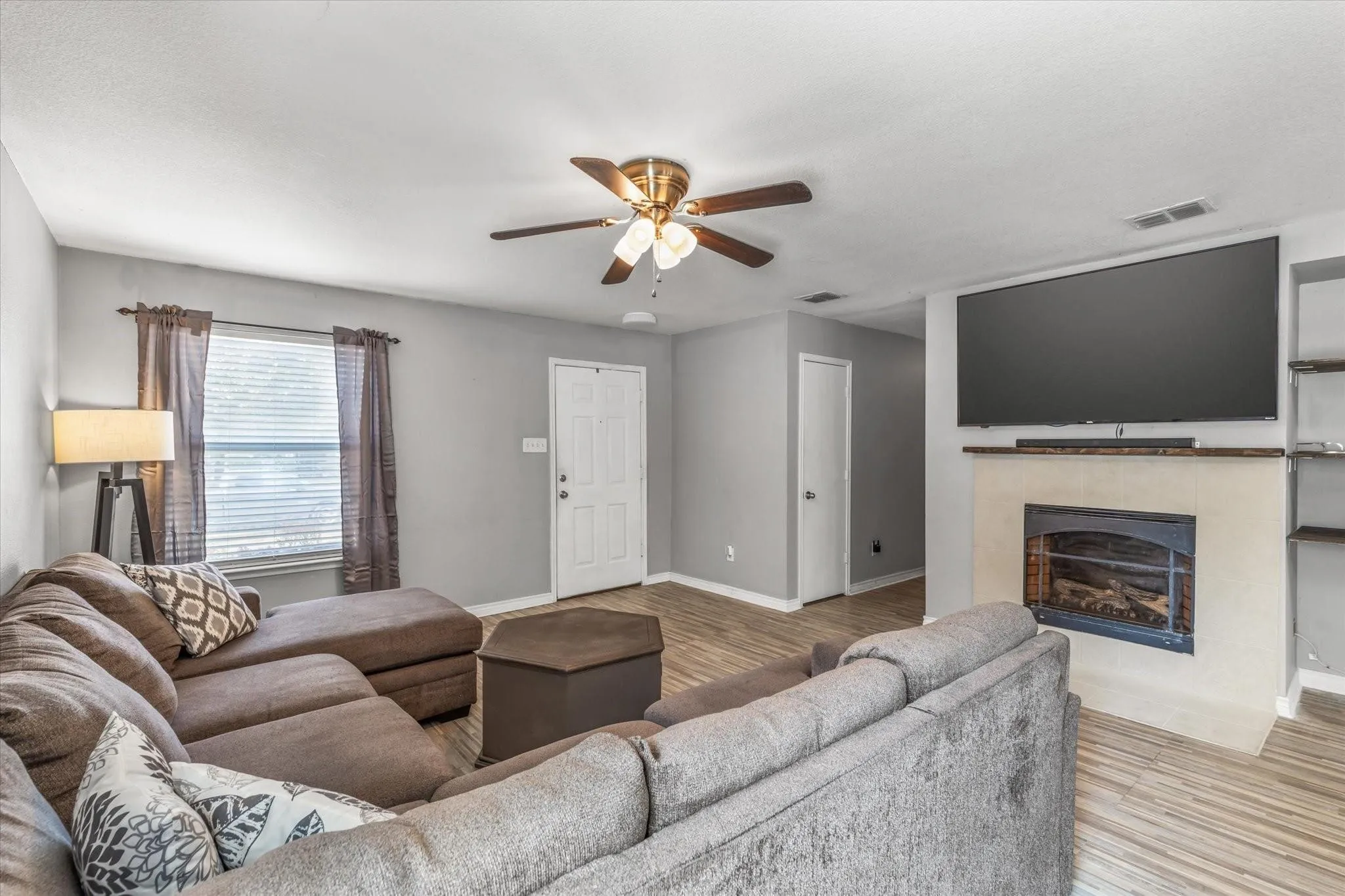 Single Family Residence For Rent in Dallas County , 8610 Mountain Bluff, Dallas, Texas 75227, 3 Bedroom, 2 Bathroom, 2 Garage spaces, 1,474 Sqft, built in 2006, mls#21406087, Real Estate Agent in Dallas, Homes For Rent in Dallas county, Homes For Rent in Dallas, Realtor in Dallas Texas, Real Estate Brokerage Independent Realty Texas, Luminita Cordes Realtor
