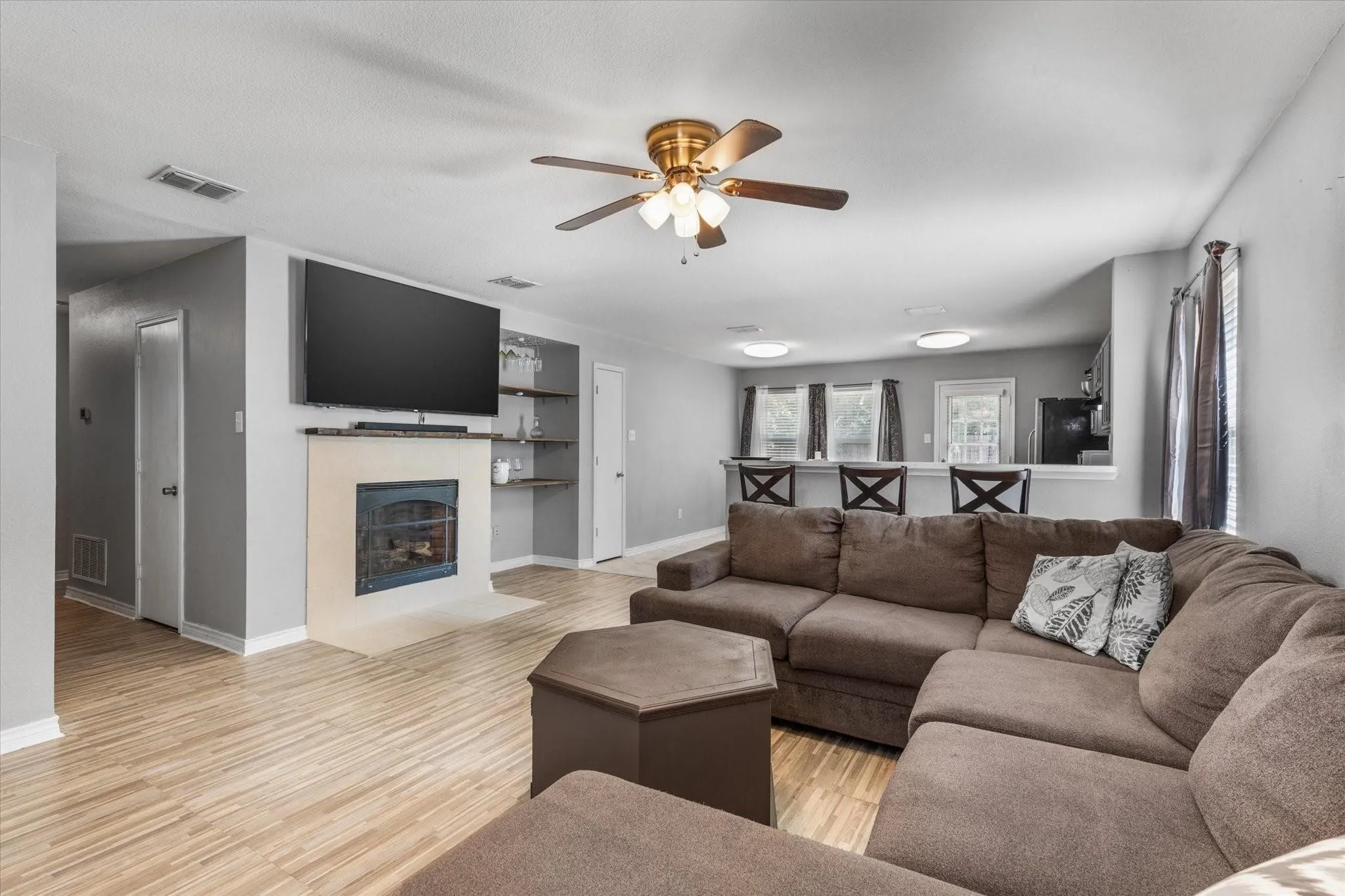 Single Family Residence For Rent in Dallas County , 8610 Mountain Bluff, Dallas, Texas 75227, 3 Bedroom, 2 Bathroom, 2 Garage spaces, 1,474 Sqft, built in 2006, mls#21406087, Real Estate Agent in Dallas, Homes For Rent in Dallas county, Homes For Rent in Dallas, Realtor in Dallas Texas, Real Estate Brokerage Independent Realty Texas, Luminita Cordes Realtor
