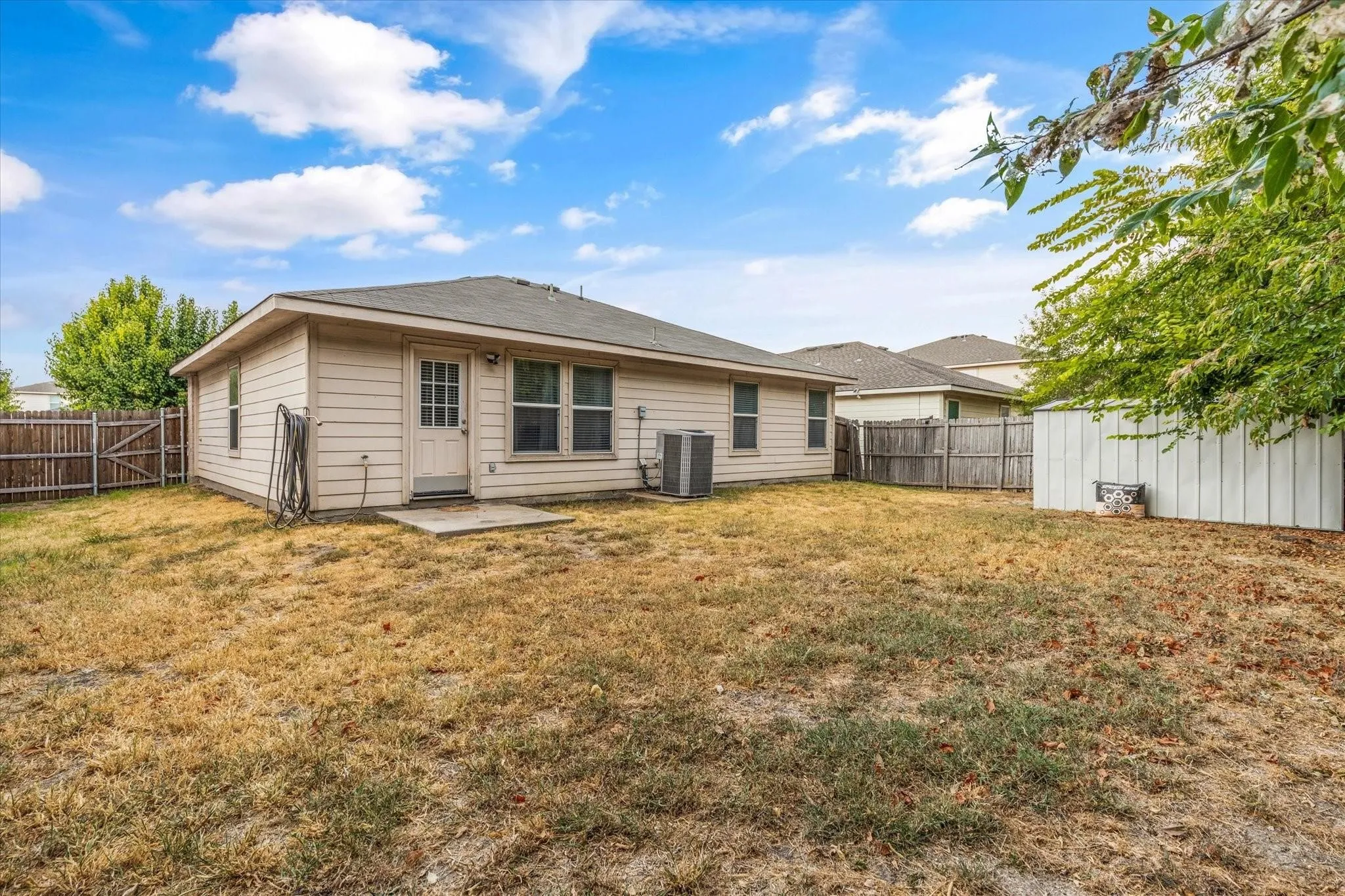 Single Family Residence For Rent in Dallas County , 8610 Mountain Bluff, Dallas, Texas 75227, 3 Bedroom, 2 Bathroom, 2 Garage spaces, 1,474 Sqft, built in 2006, mls#21406087, Real Estate Agent in Dallas, Homes For Rent in Dallas county, Homes For Rent in Dallas, Realtor in Dallas Texas, Real Estate Brokerage Independent Realty Texas, Luminita Cordes Realtor