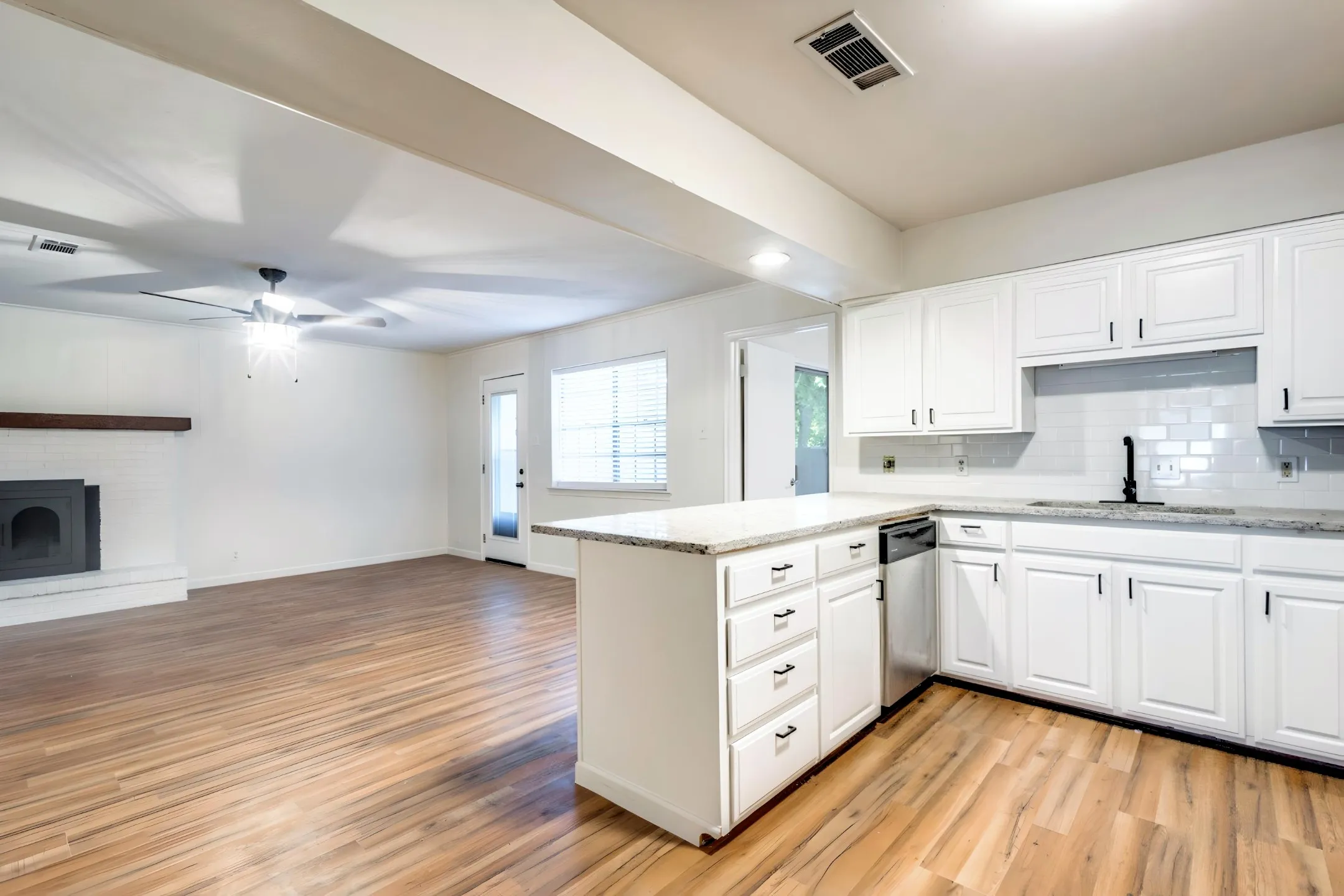 Duplex For Rent in Grayson County , 524 N Woods Drive, Sherman, Texas 75092, 3 Bedroom, 2 Bathroom, Garage spaces, 1,212 Sqft, built in 1965, mls#21406940, Real Estate Agent in Sherman, Homes For Rent in Grayson county, Homes For Rent in Sherman, Realtor in Sherman Texas, Real Estate Brokerage Independent Realty Texas, Luminita Cordes Realtor
