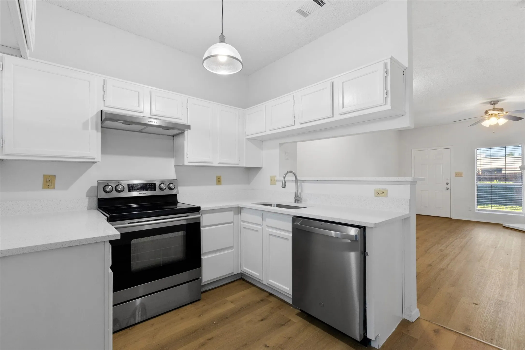 Condominium For Sale in Collin County , 3801 14th Street 1403, Plano, Texas 75074, 2 Bedroom, 2 Bathroom, Garage spaces, 975 Sqft, built in 1985, mls#21404710, Real Estate Agent in Plano, Homes For Sale in Collin county, Homes For Sale in Plano, Realtor in Plano Texas, Real Estate Brokerage Independent Realty Texas, Luminita Cordes Realtor