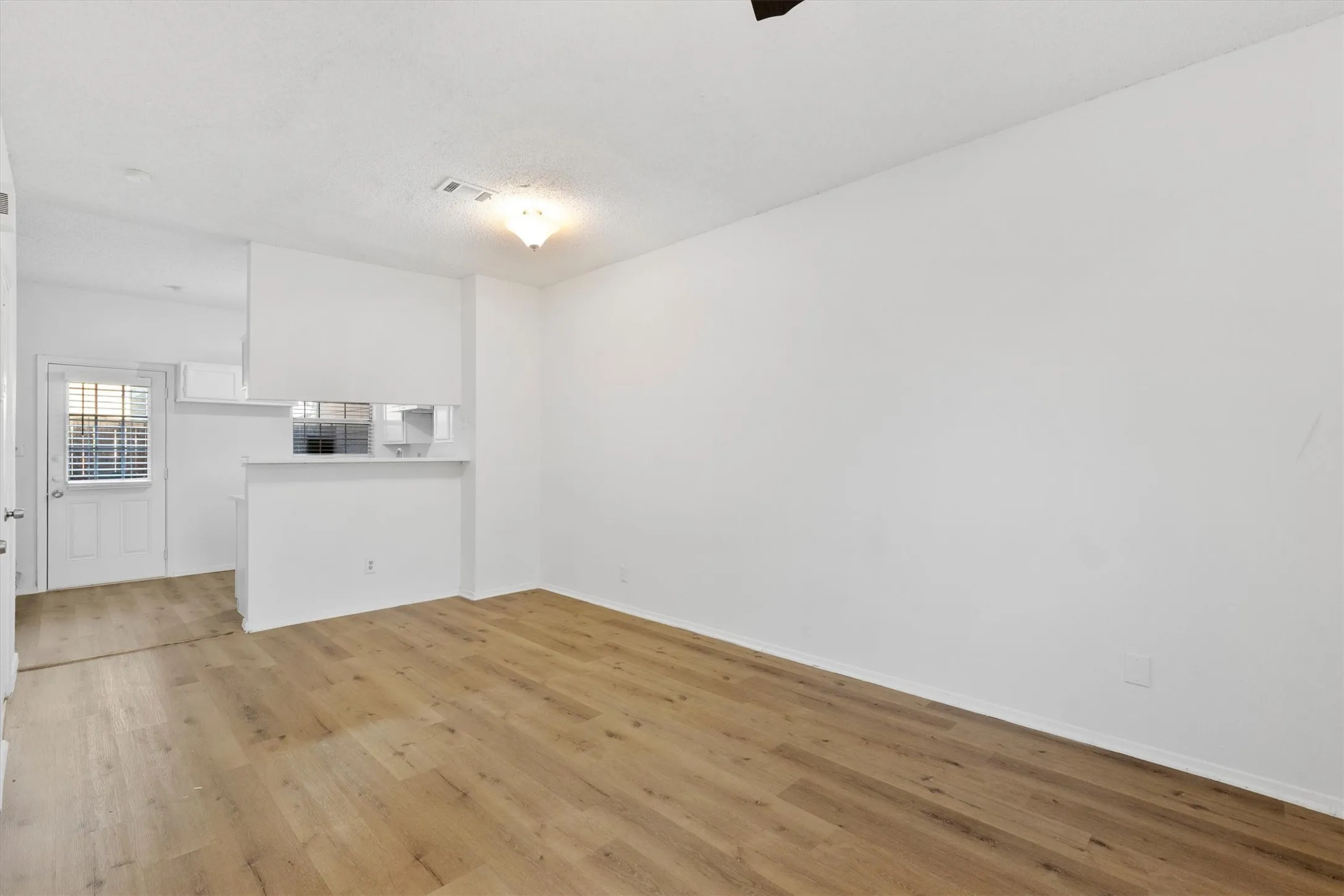 Condominium For Sale in Collin County , 3801 14th Street 1403, Plano, Texas 75074, 2 Bedroom, 2 Bathroom, Garage spaces, 975 Sqft, built in 1985, mls#21404710, Real Estate Agent in Plano, Homes For Sale in Collin county, Homes For Sale in Plano, Realtor in Plano Texas, Real Estate Brokerage Independent Realty Texas, Luminita Cordes Realtor