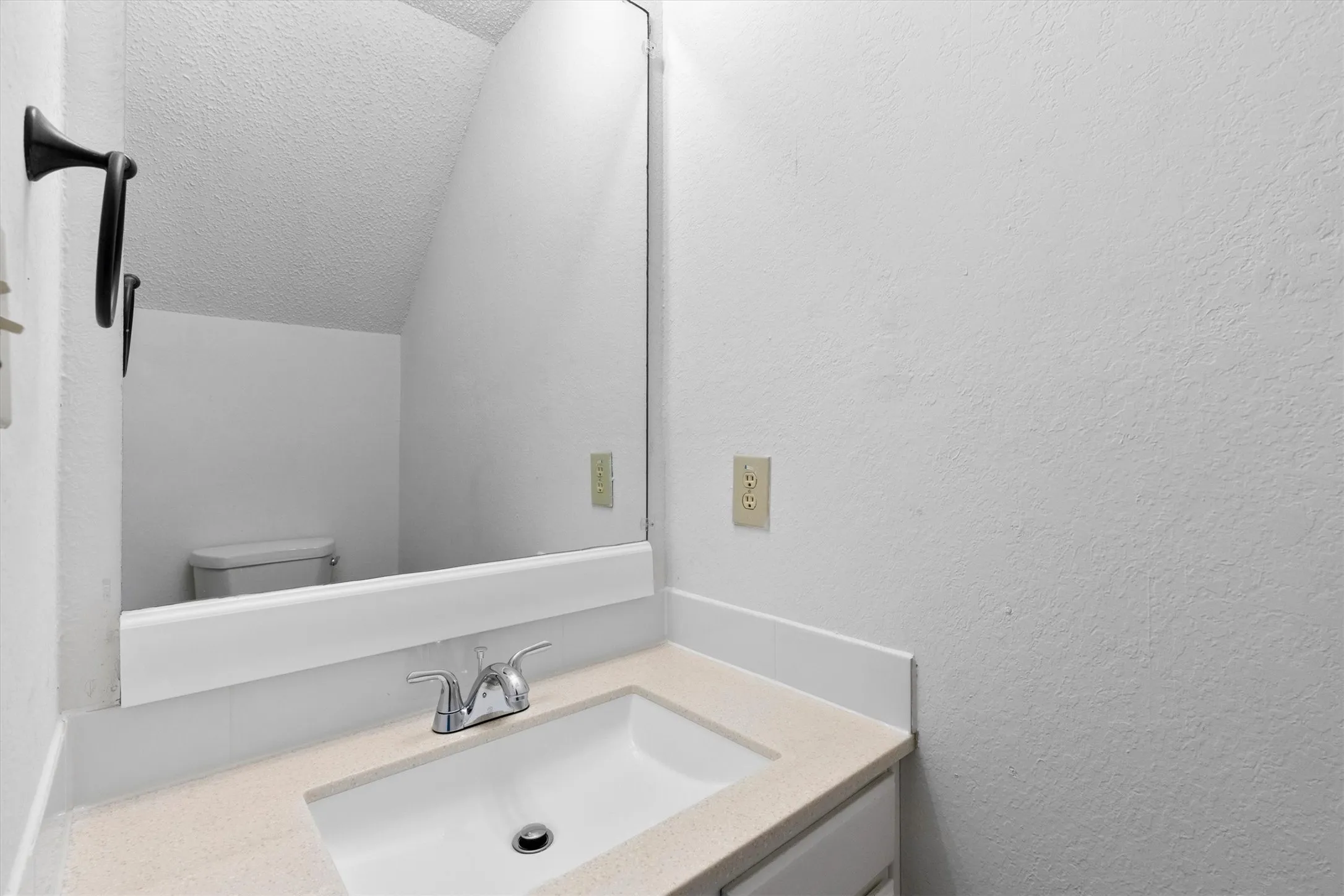 Condominium For Sale in Collin County , 3801 14th Street 1403, Plano, Texas 75074, 2 Bedroom, 2 Bathroom, Garage spaces, 975 Sqft, built in 1985, mls#21404710, Real Estate Agent in Plano, Homes For Sale in Collin county, Homes For Sale in Plano, Realtor in Plano Texas, Real Estate Brokerage Independent Realty Texas, Luminita Cordes Realtor