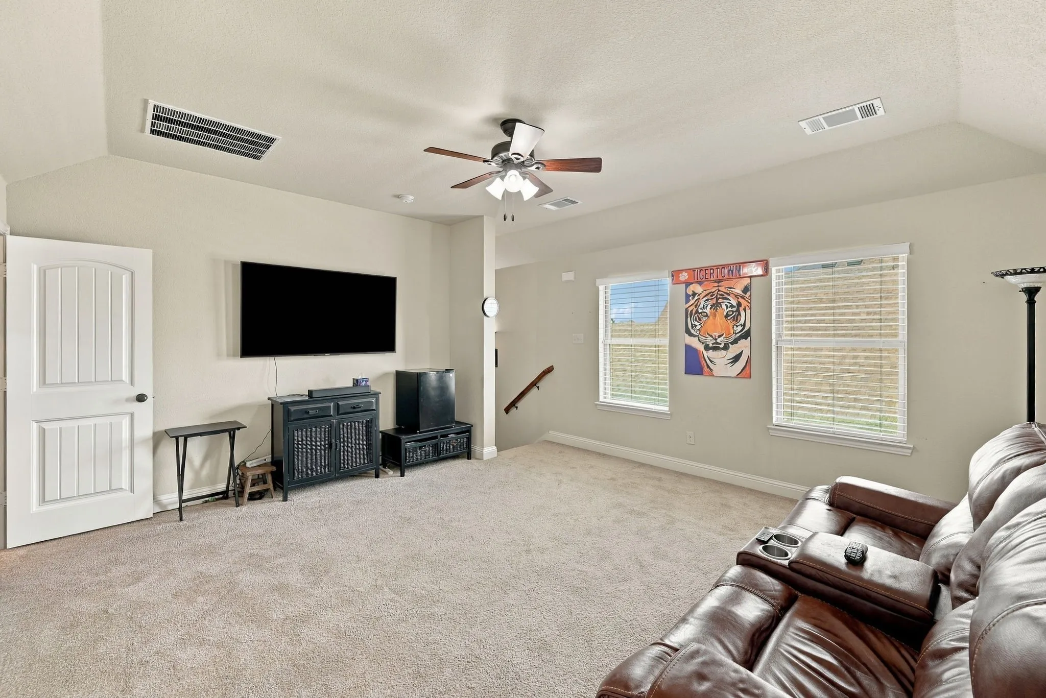 Upstairs game room or bonus room with ensuite full bath! Plenty of room for gaming, a pool table, and entertaining!