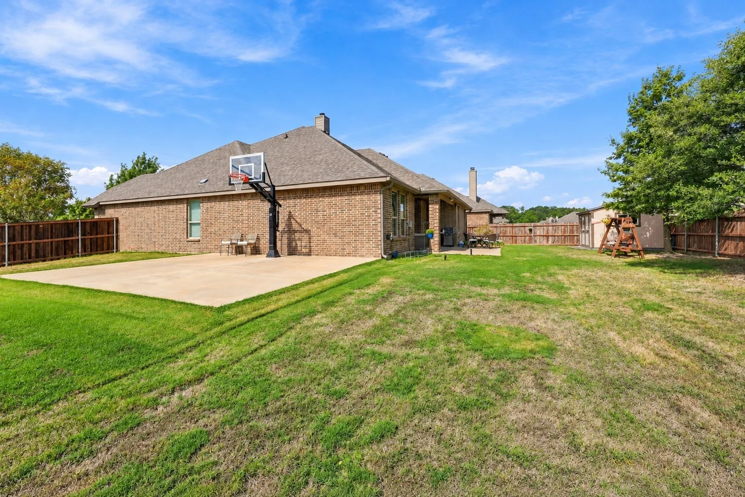 WHO has their own private basketball court in their back yard? YOU DO! Instant entertainment for all! Or use it for parties!