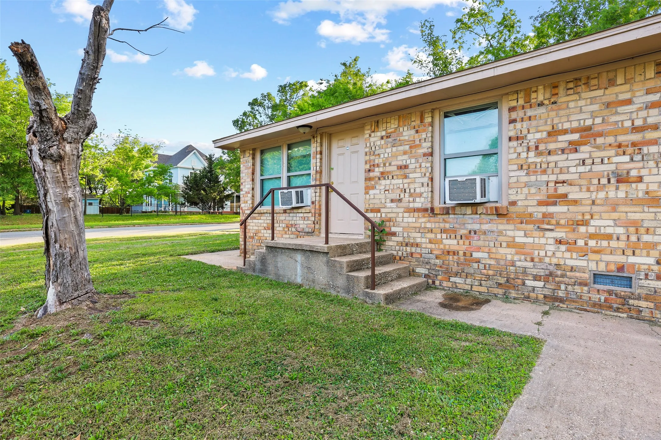 Duplex For Sale in Grayson County , 701 W Hull Street, Denison, Texas 75020, 4 Bedroom, 2 Bathroom, Garage spaces, 0 Sqft, built in 1956, mls#21406475, Real Estate Agent in Denison, Homes For Sale in Grayson county, Homes For Sale in Denison, Realtor in Denison Texas, Real Estate Brokerage Independent Realty Texas, Luminita Cordes Realtor