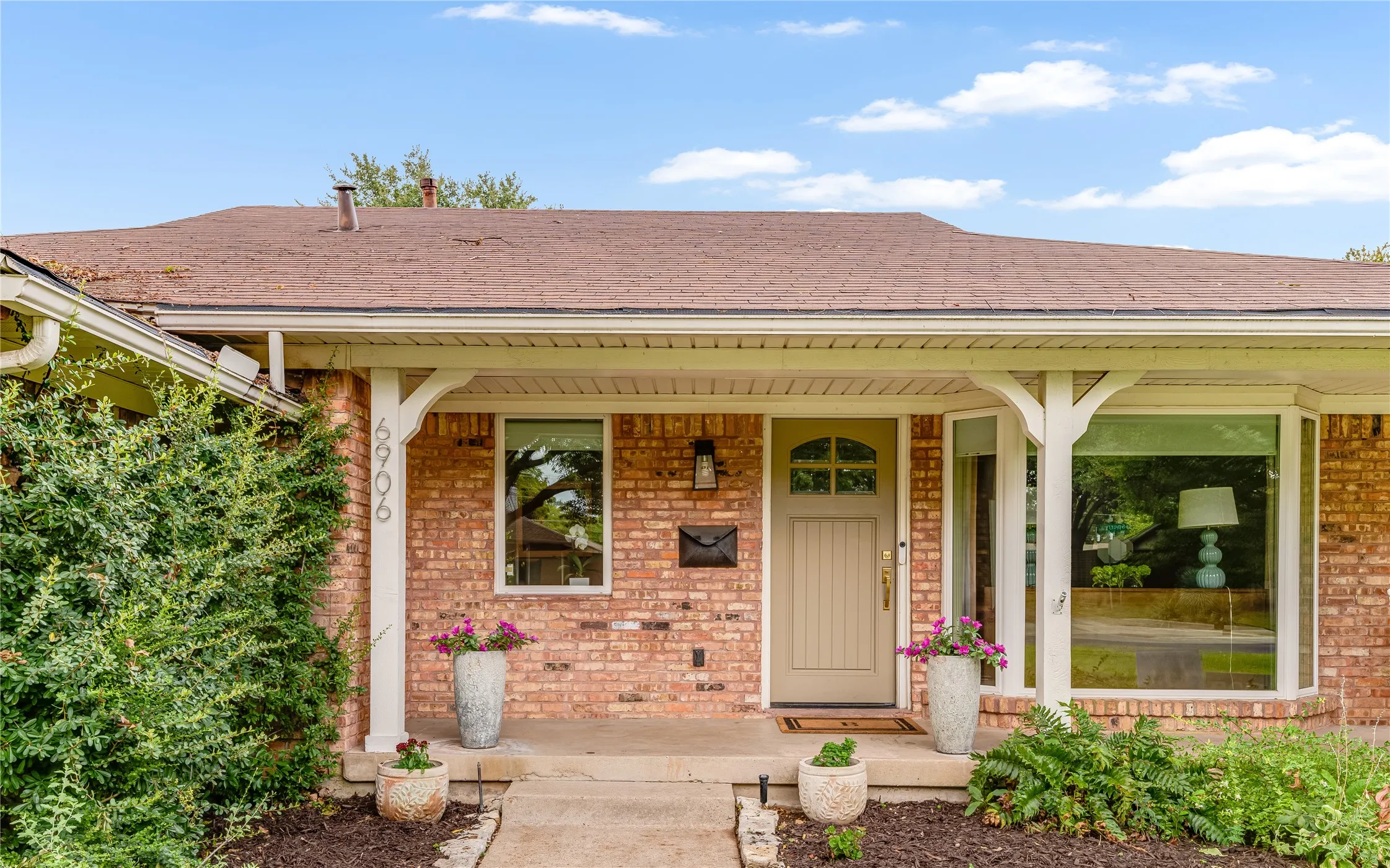 Single Family Residence For Sale in Dallas County , 6906 Sperry Street, Dallas, Texas 75214, 3 Bedroom, 2 Bathroom, 2 Garage spaces, 1,918 Sqft, built in 1965, mls#21405774, Real Estate Agent in Dallas, Homes For Sale in Dallas county, Homes For Sale in Dallas, Realtor in Dallas Texas, Real Estate Brokerage Independent Realty Texas, Luminita Cordes Realtor