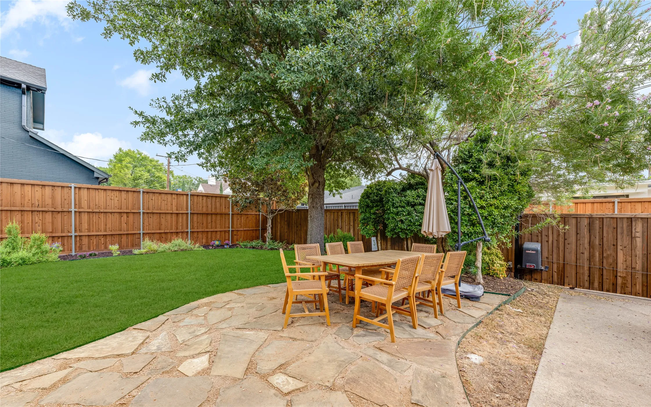 Single Family Residence For Sale in Dallas County , 6906 Sperry Street, Dallas, Texas 75214, 3 Bedroom, 2 Bathroom, 2 Garage spaces, 1,918 Sqft, built in 1965, mls#21405774, Real Estate Agent in Dallas, Homes For Sale in Dallas county, Homes For Sale in Dallas, Realtor in Dallas Texas, Real Estate Brokerage Independent Realty Texas, Luminita Cordes Realtor