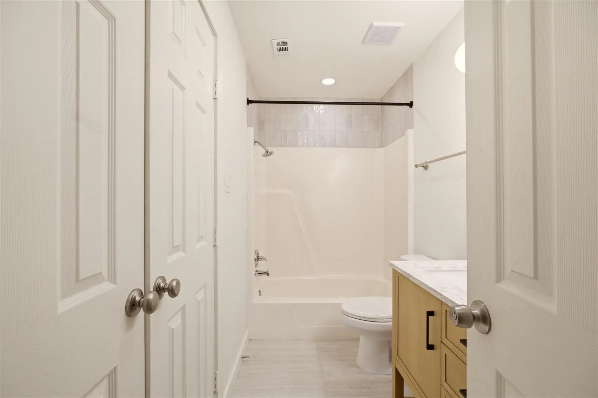 Apartment For Rent in Tarrant County , 908 Isbell Road D, Fort Worth, Texas 76114, 2 Bedroom, 2 Bathroom, Garage spaces, 920 Sqft, built in 1983, mls#21401408, Real Estate Agent in Fort Worth, Homes For Rent in Tarrant county, Homes For Rent in Fort Worth, Realtor in Fort Worth Texas, Real Estate Brokerage Independent Realty Texas, Luminita Cordes Realtor