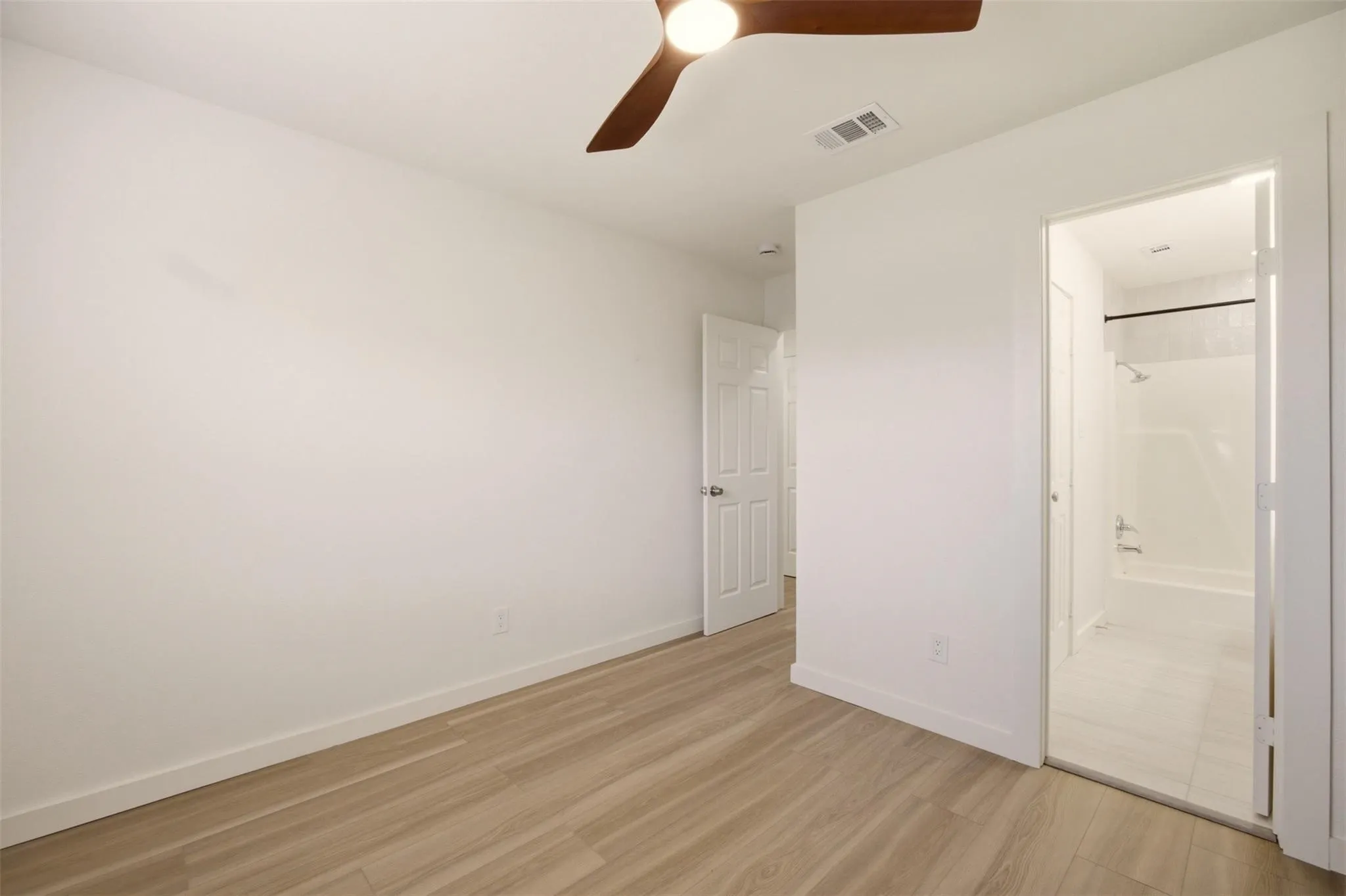 Apartment For Rent in Tarrant County , 908 Isbell Road D, Fort Worth, Texas 76114, 2 Bedroom, 2 Bathroom, Garage spaces, 920 Sqft, built in 1983, mls#21401408, Real Estate Agent in Fort Worth, Homes For Rent in Tarrant county, Homes For Rent in Fort Worth, Realtor in Fort Worth Texas, Real Estate Brokerage Independent Realty Texas, Luminita Cordes Realtor