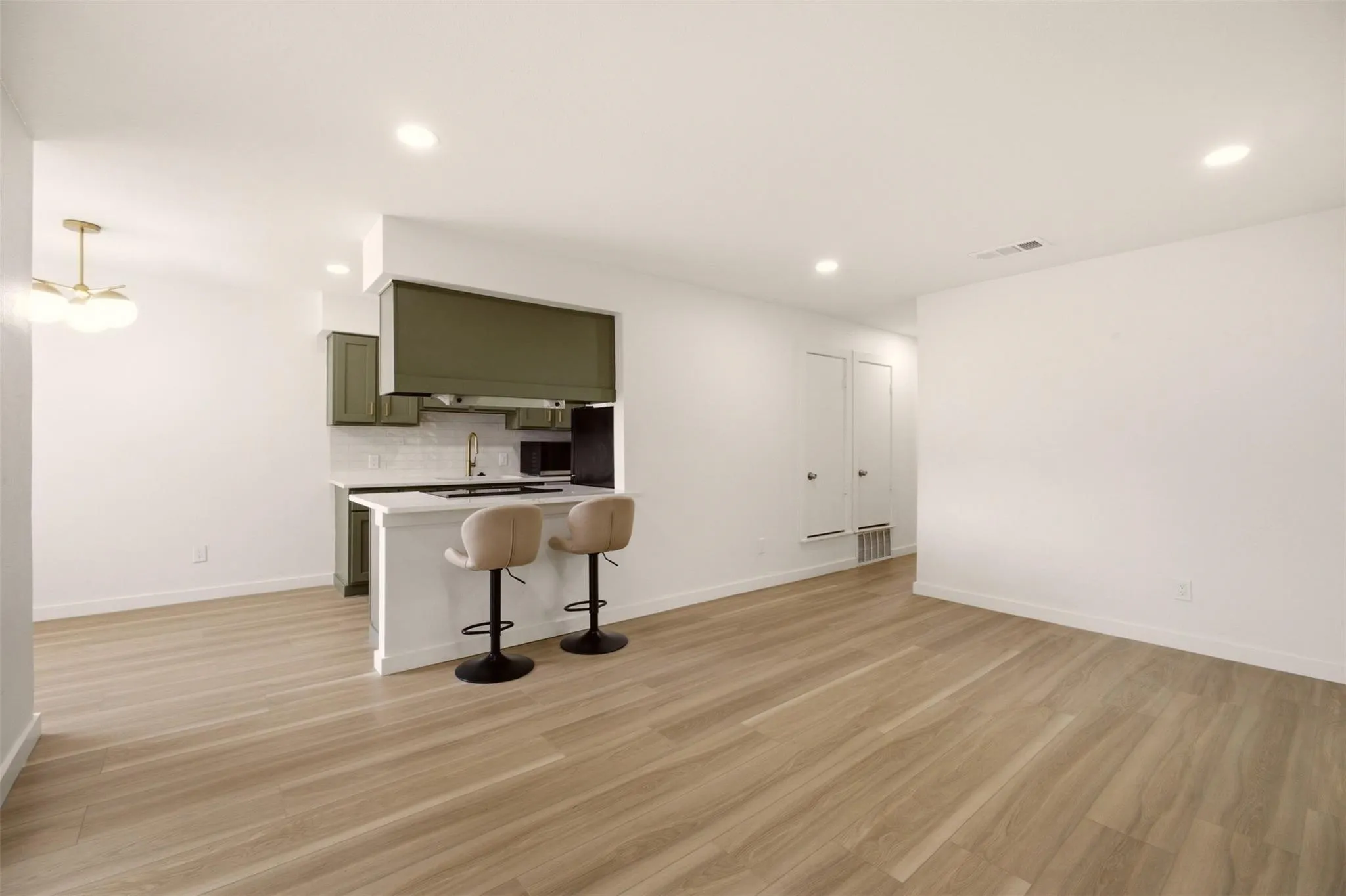 Apartment For Rent in Tarrant County , 908 Isbell Road D, Fort Worth, Texas 76114, 2 Bedroom, 2 Bathroom, Garage spaces, 920 Sqft, built in 1983, mls#21401408, Real Estate Agent in Fort Worth, Homes For Rent in Tarrant county, Homes For Rent in Fort Worth, Realtor in Fort Worth Texas, Real Estate Brokerage Independent Realty Texas, Luminita Cordes Realtor