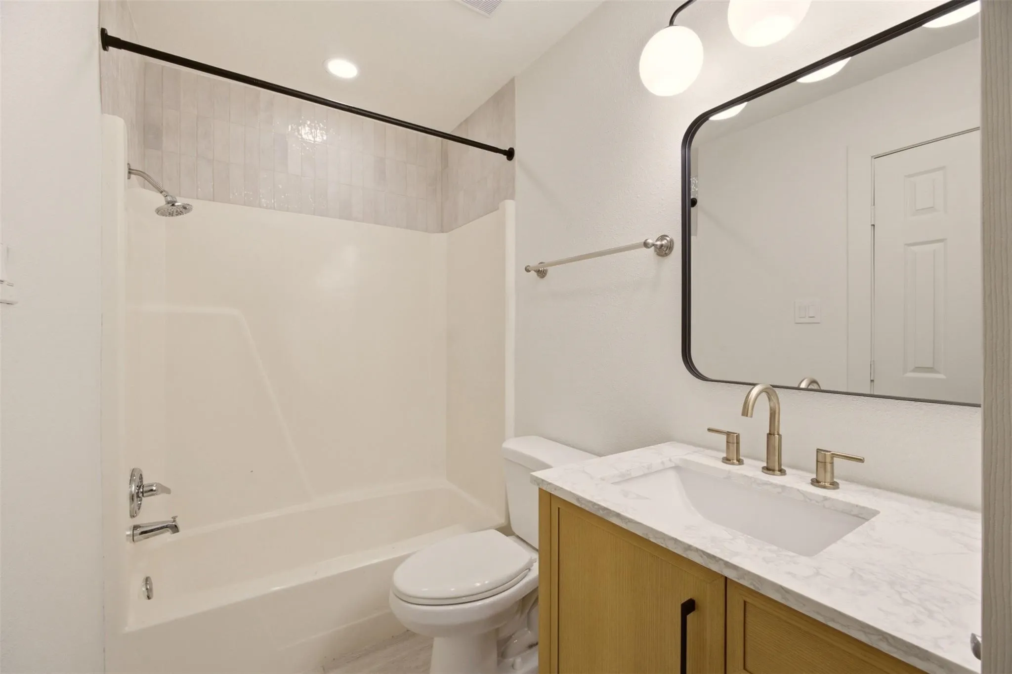 Apartment For Rent in Tarrant County , 908 Isbell Road D, Fort Worth, Texas 76114, 2 Bedroom, 2 Bathroom, Garage spaces, 920 Sqft, built in 1983, mls#21401408, Real Estate Agent in Fort Worth, Homes For Rent in Tarrant county, Homes For Rent in Fort Worth, Realtor in Fort Worth Texas, Real Estate Brokerage Independent Realty Texas, Luminita Cordes Realtor