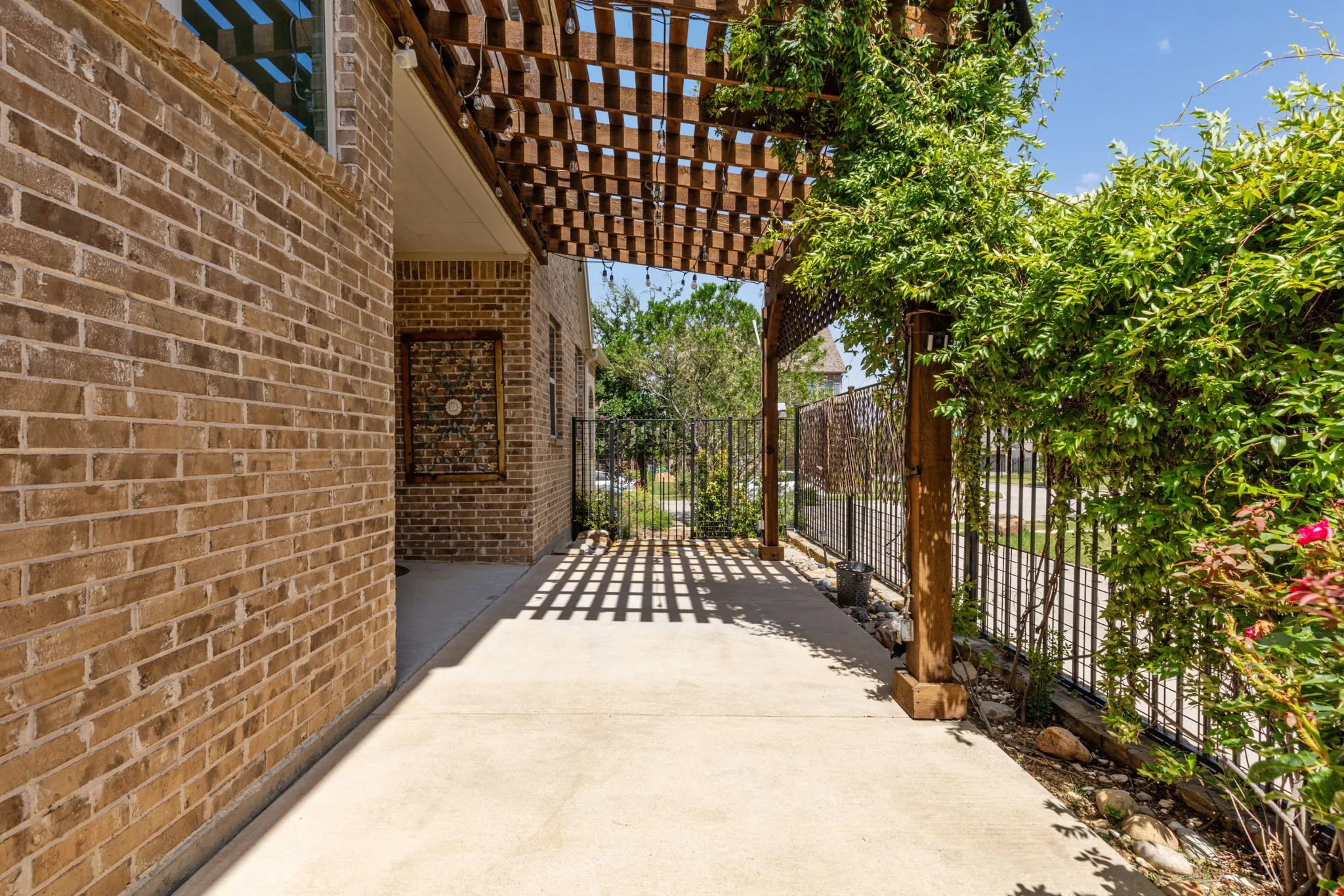 Single Family Residence For Sale in Collin County , 6920 Royal View Drive, Mc Kinney, Texas 75070, 4 Bedroom, 4 Bathroom, 2 Garage spaces, 2,457 Sqft, built in 2016, mls#21406845, Real Estate Agent in Mc Kinney, Homes For Sale in Collin county, Homes For Sale in Mc Kinney, Realtor in Mc Kinney Texas, Real Estate Brokerage Independent Realty Texas, Luminita Cordes Realtor